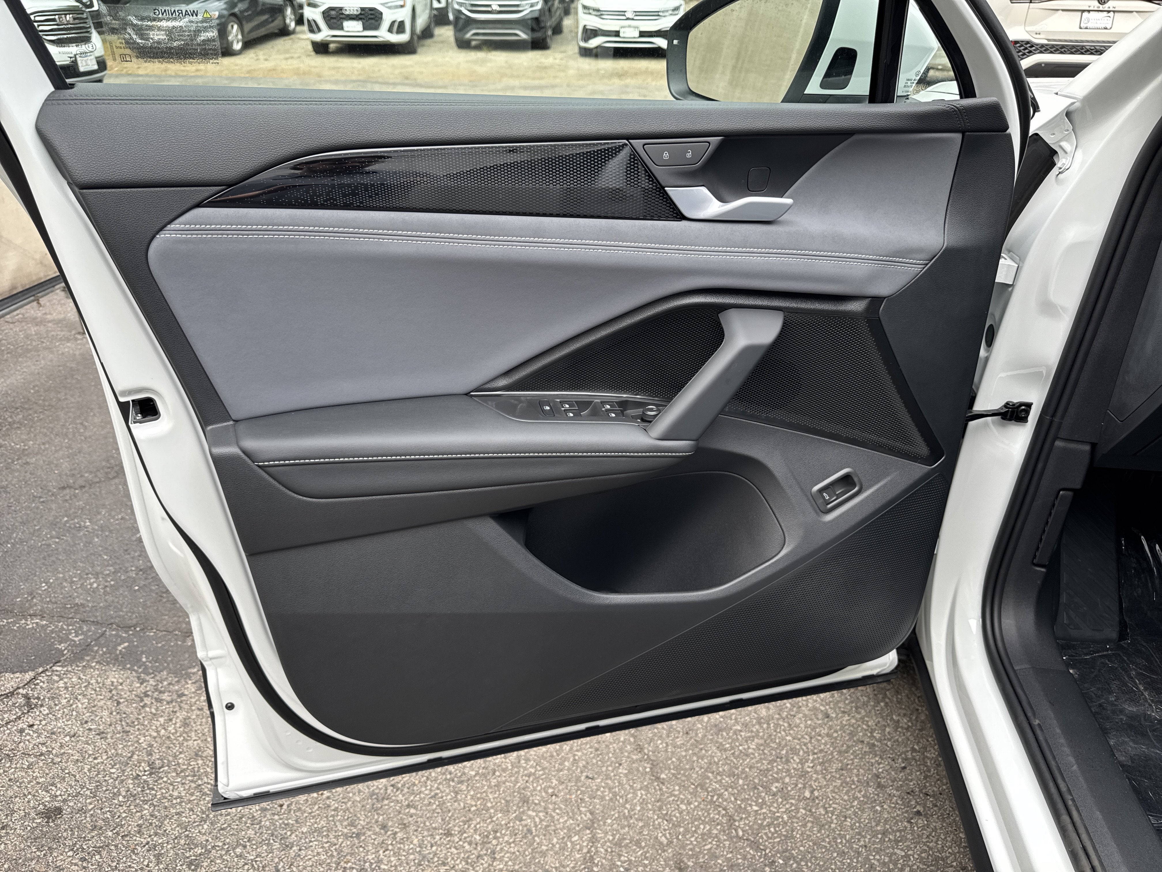 2026 Volkswagen Tiguan SE w/panoramic sunroof