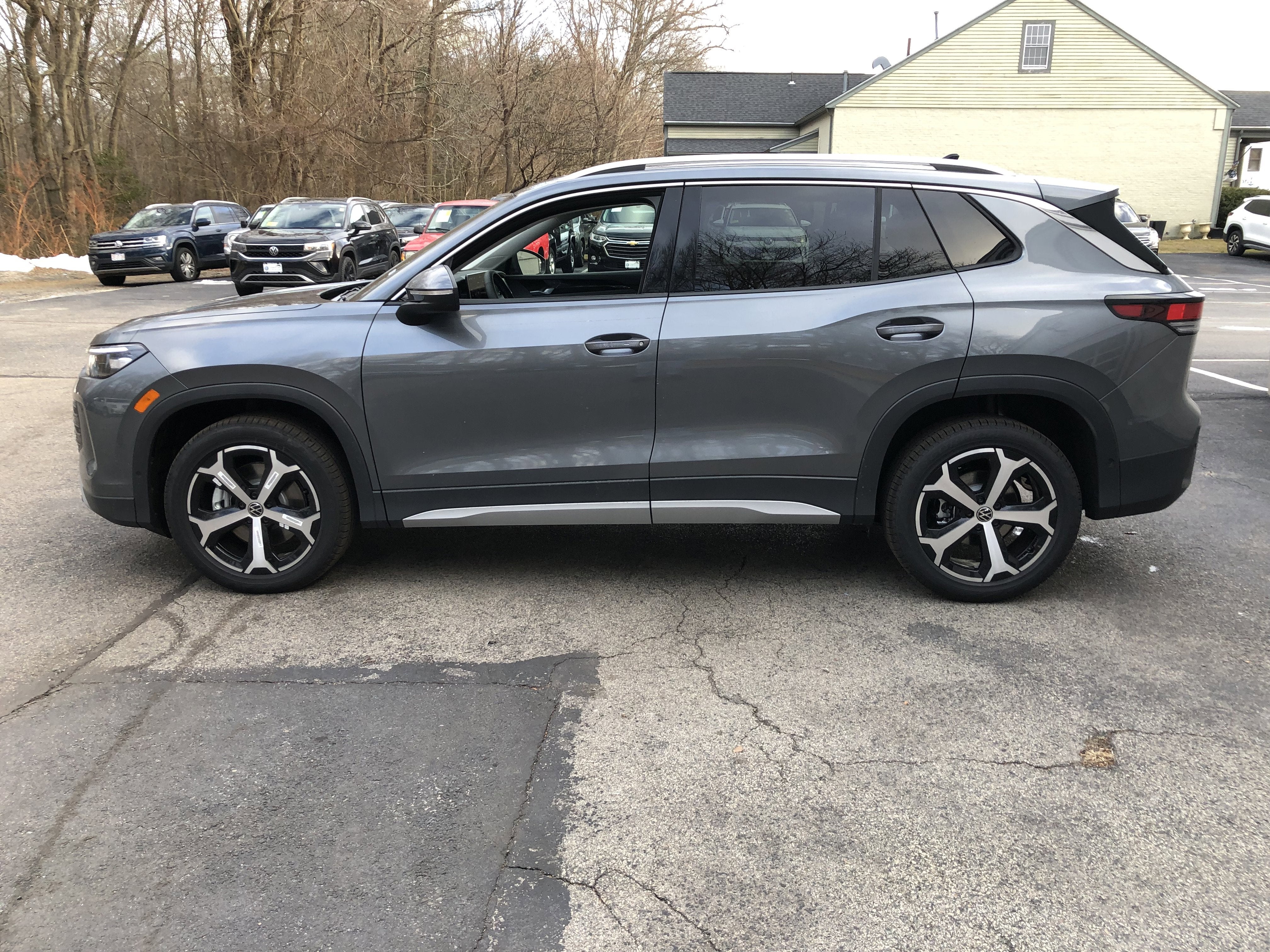 2026 Volkswagen Tiguan SE w/panoramic sunroof