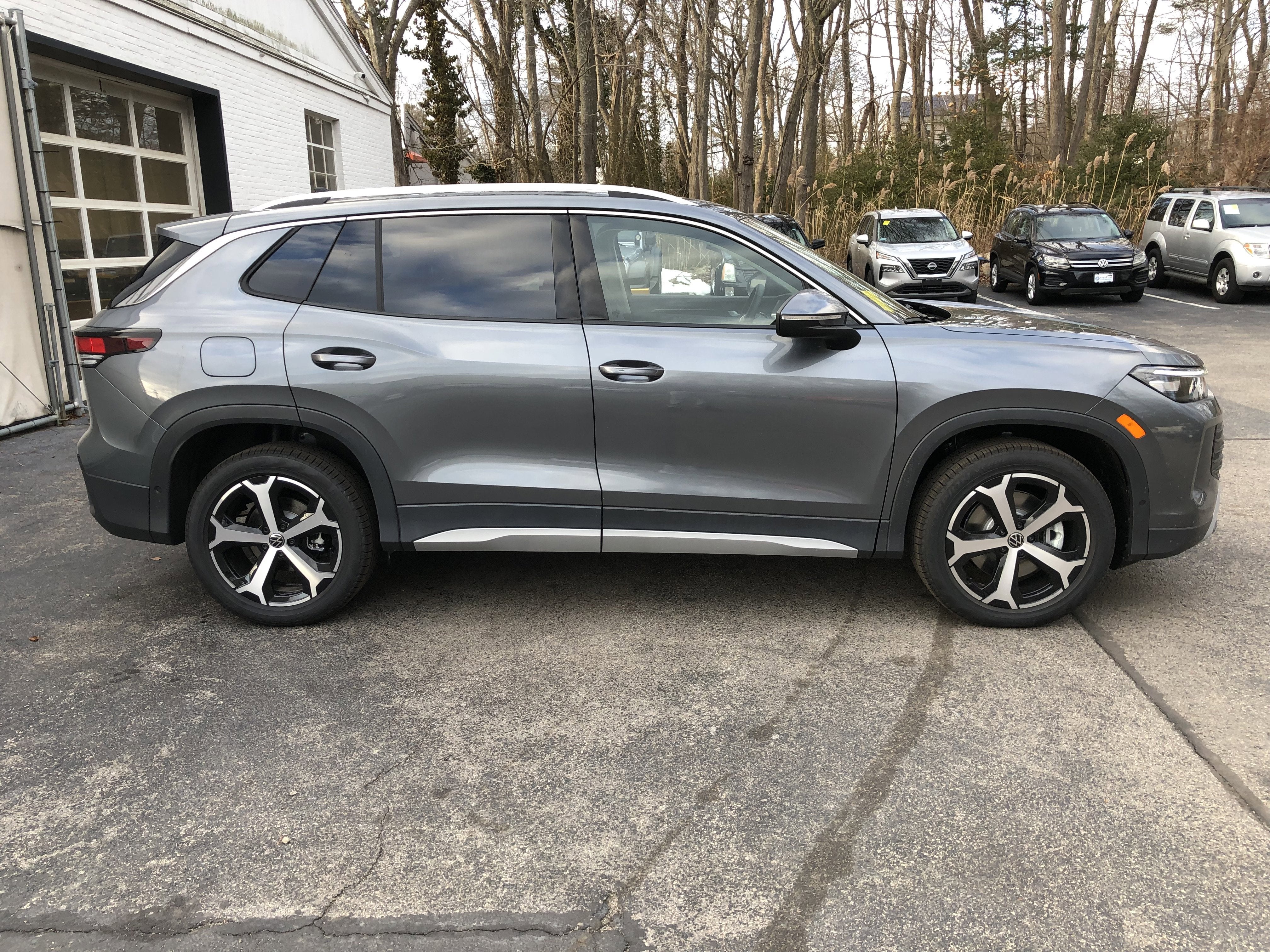 2026 Volkswagen Tiguan SE w/panoramic sunroof