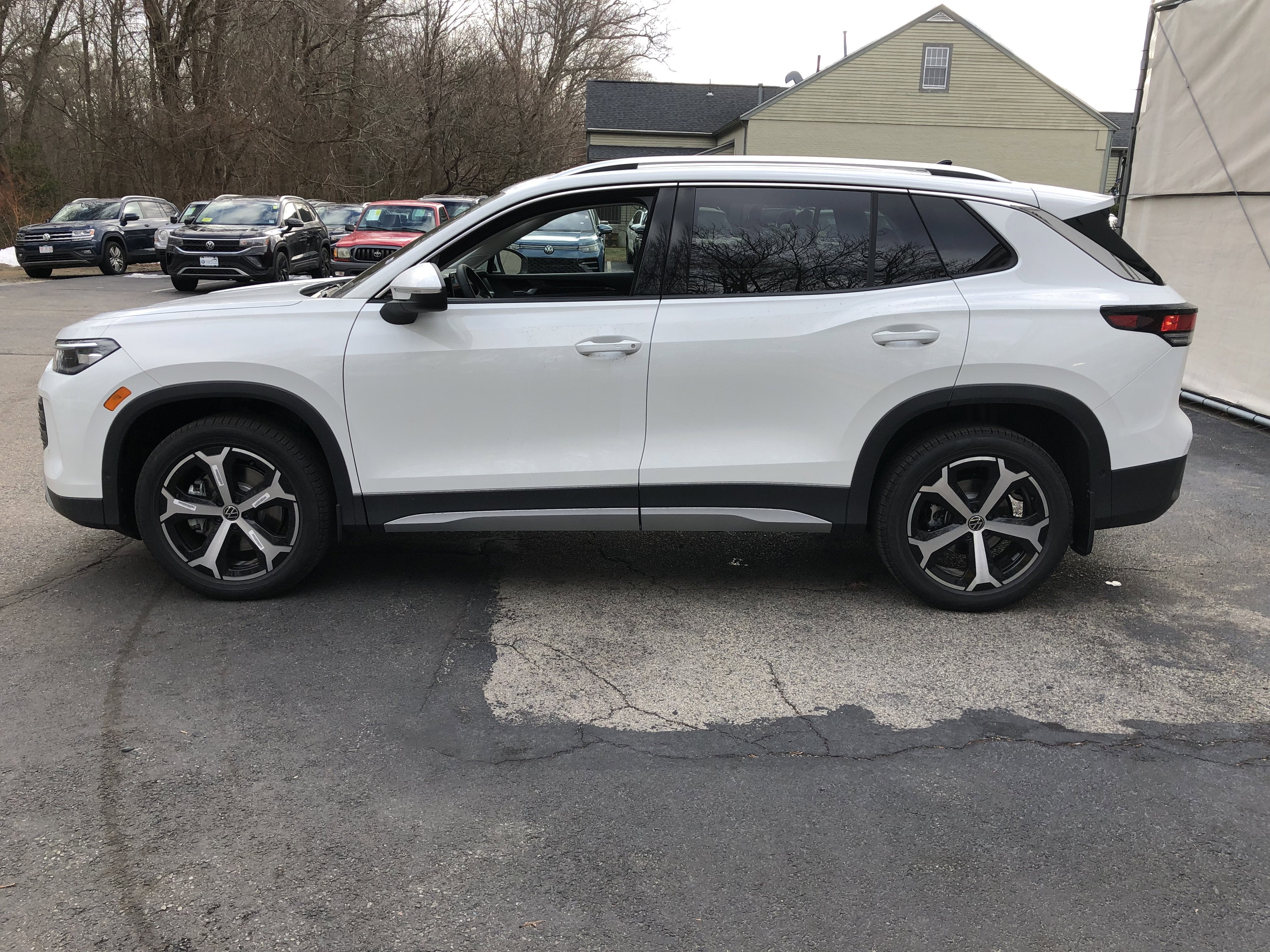 2026 Volkswagen Tiguan SE w/panoramic sunroof