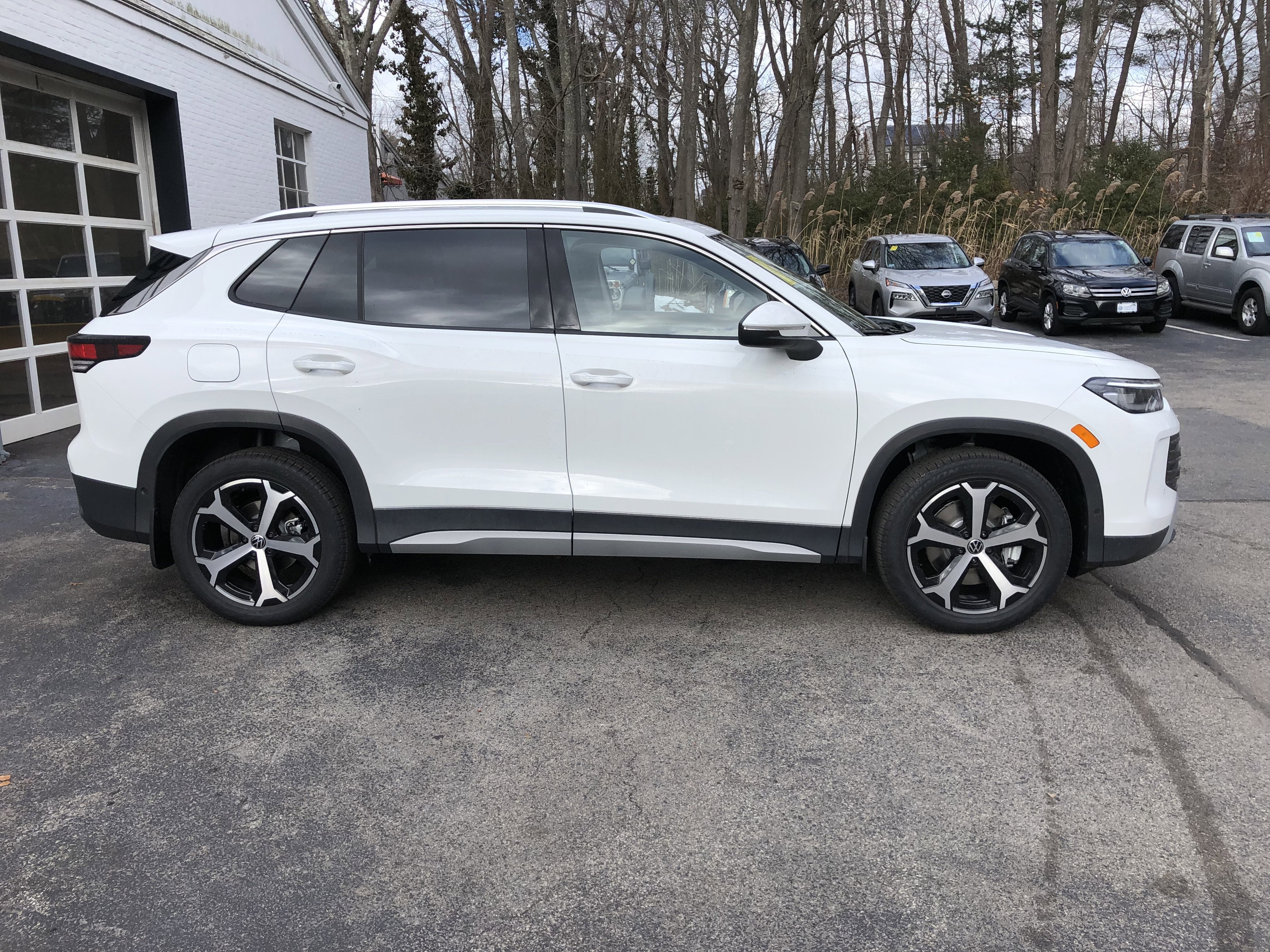 2026 Volkswagen Tiguan SE w/panoramic sunroof