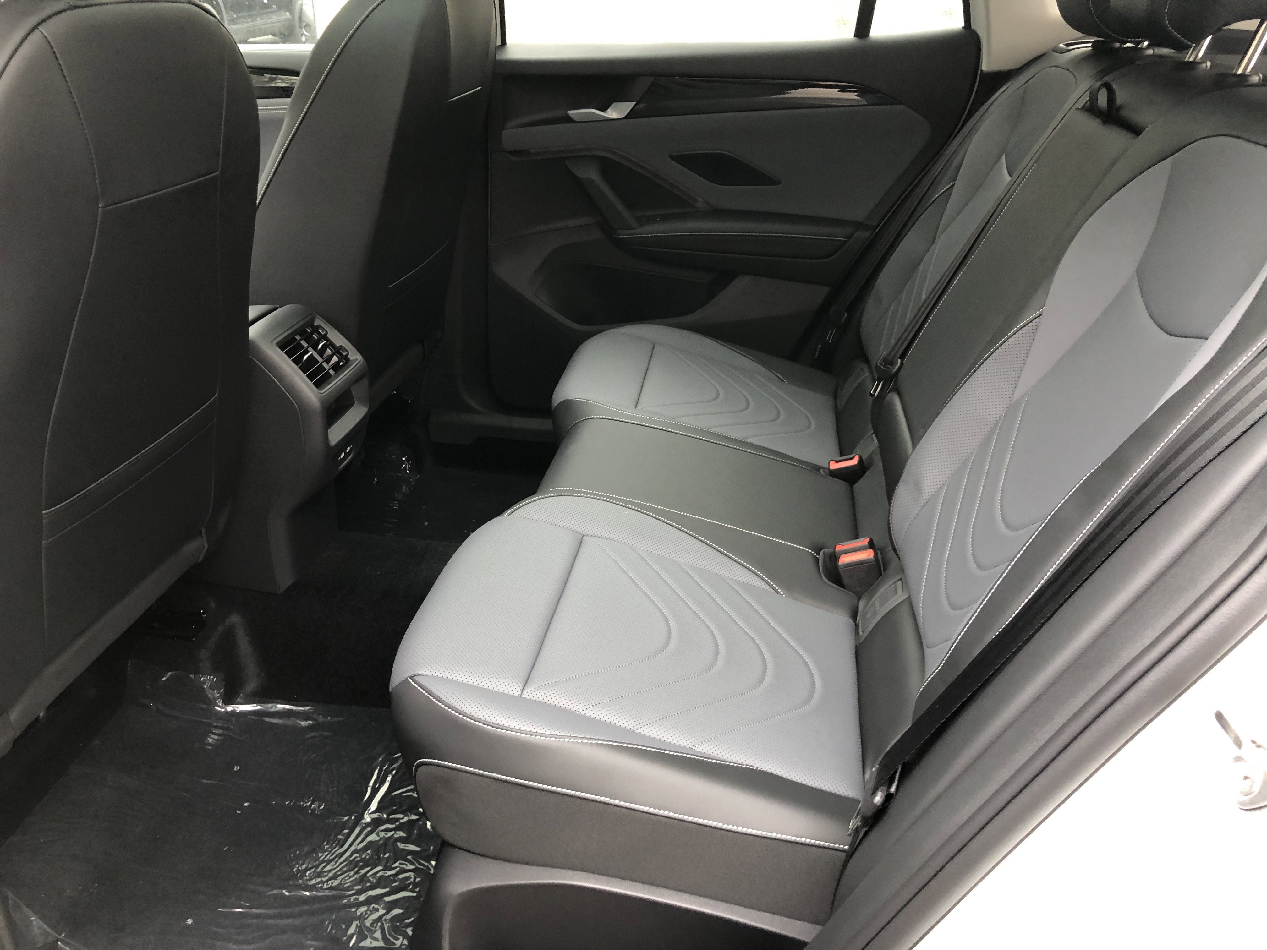 2026 Volkswagen Tiguan SE w/panoramic sunroof