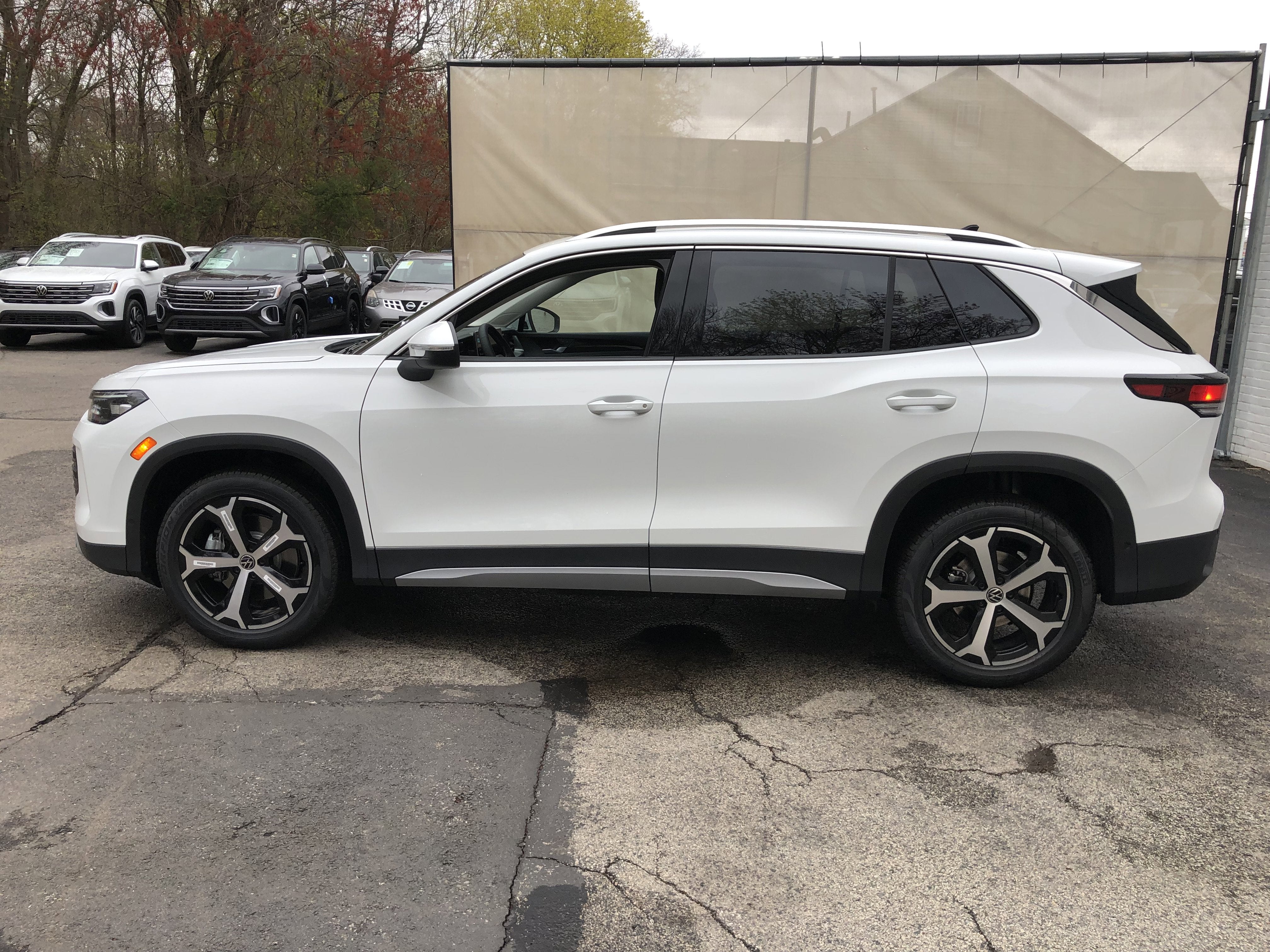 2026 Volkswagen Tiguan SE w/panoramic sunroof