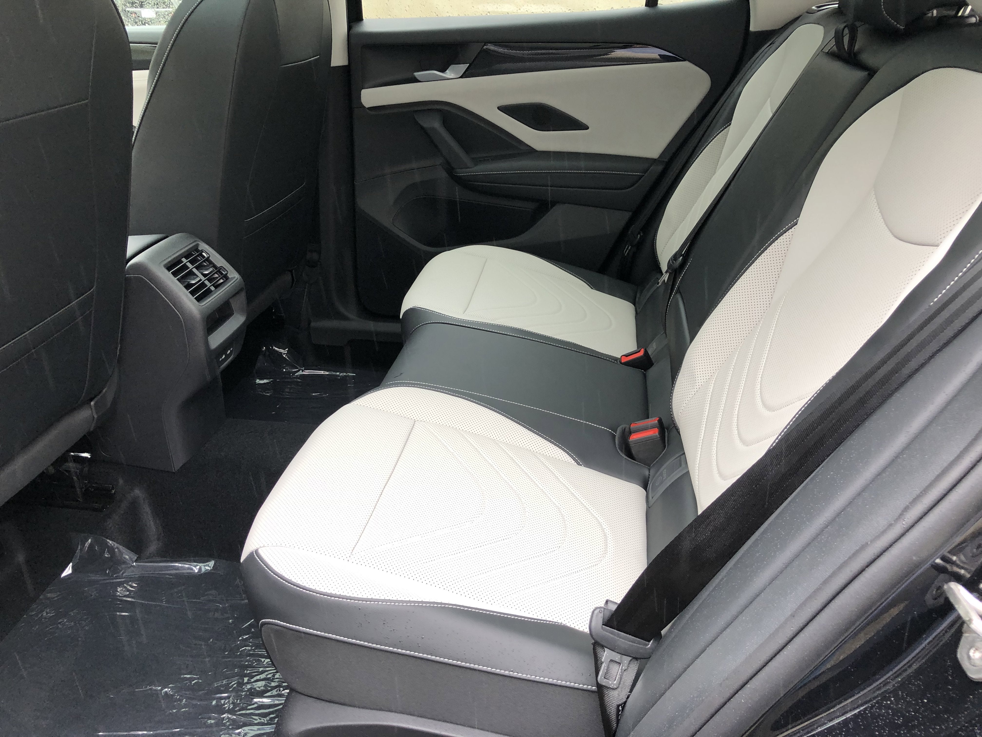 2026 Volkswagen Tiguan SE w/panoramic sunroof