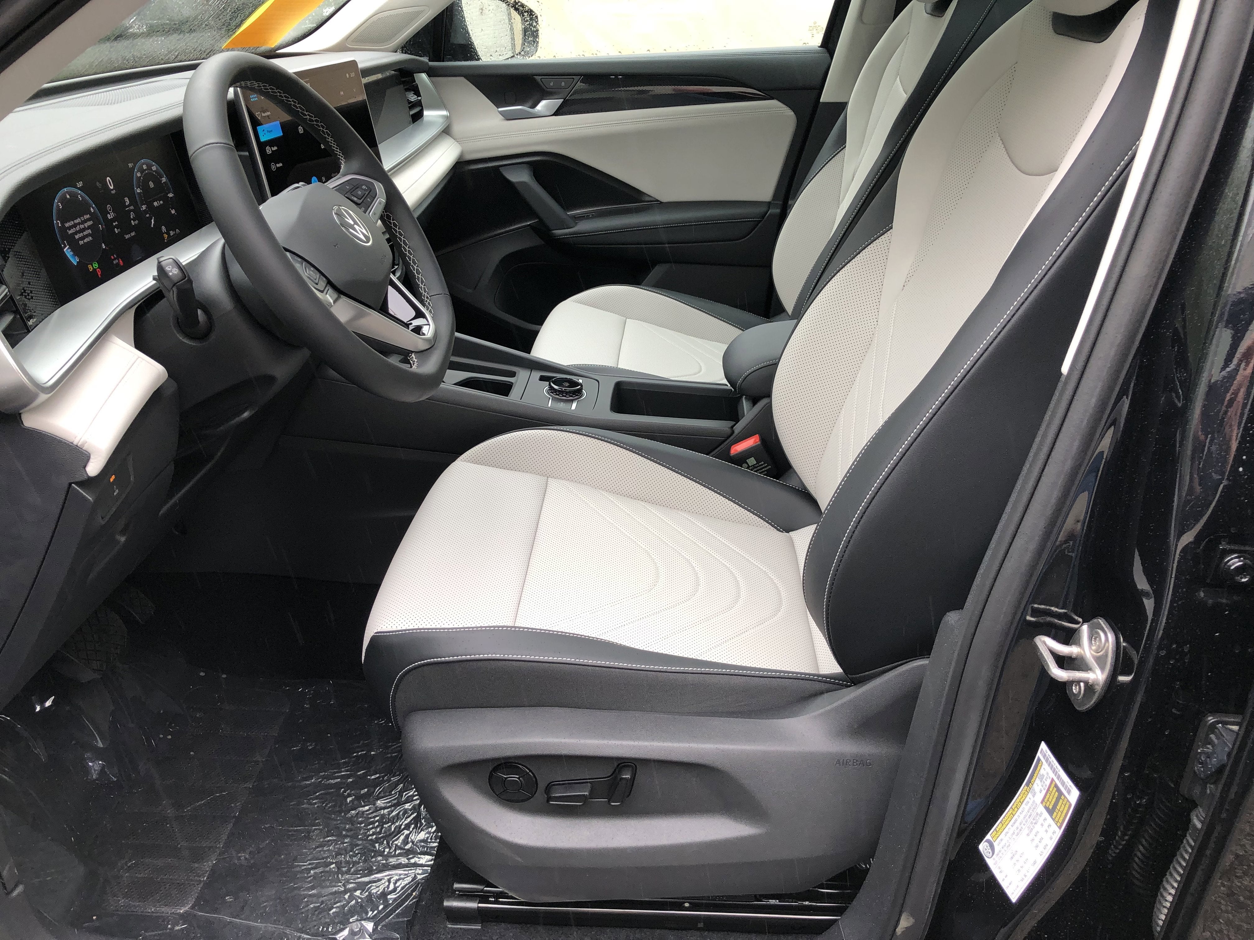 2026 Volkswagen Tiguan SE w/panoramic sunroof