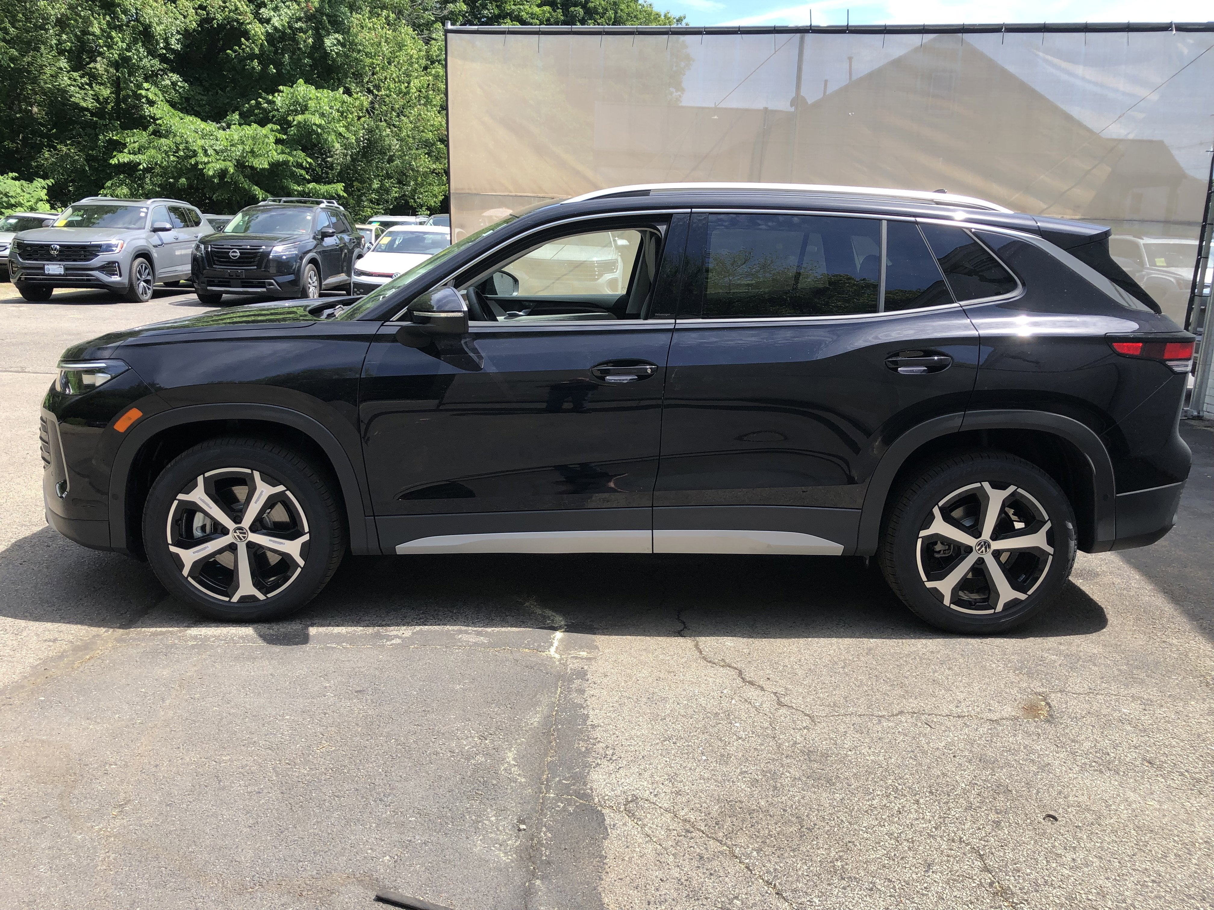 2026 Volkswagen Tiguan SE w/panoramic sunroof
