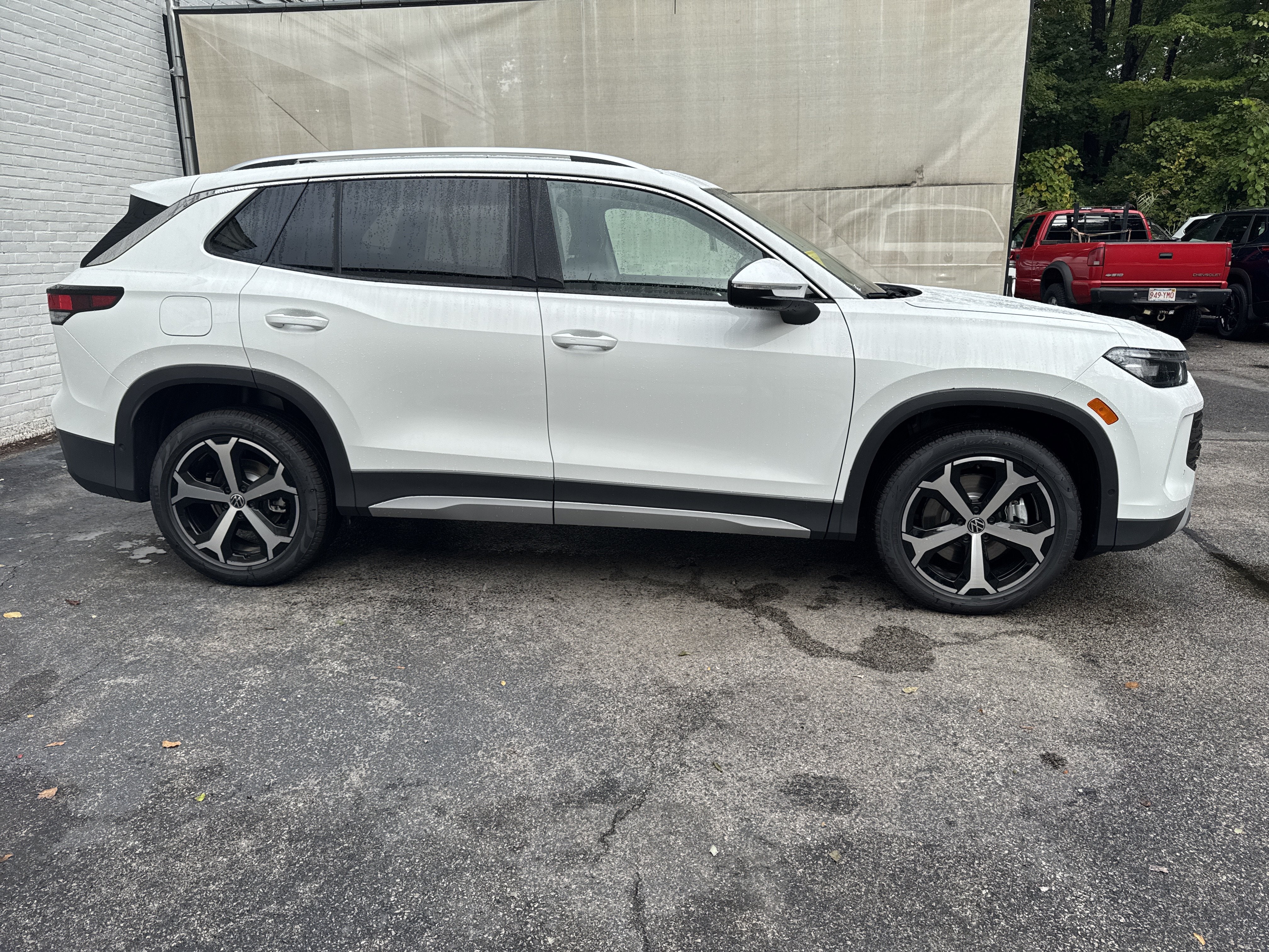 2026 Volkswagen Tiguan SE w/panoramic sunroof