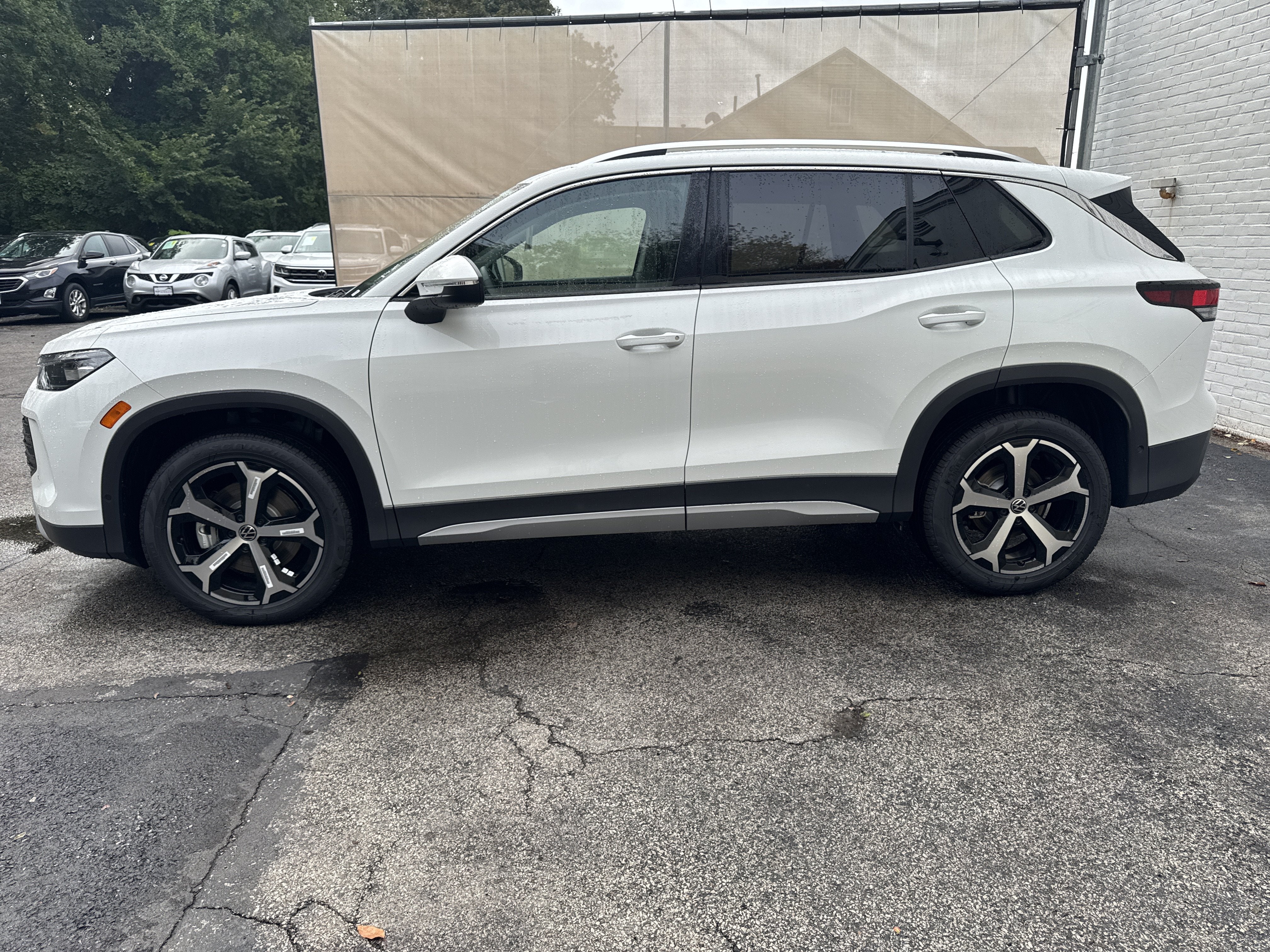 2026 Volkswagen Tiguan SE w/panoramic sunroof
