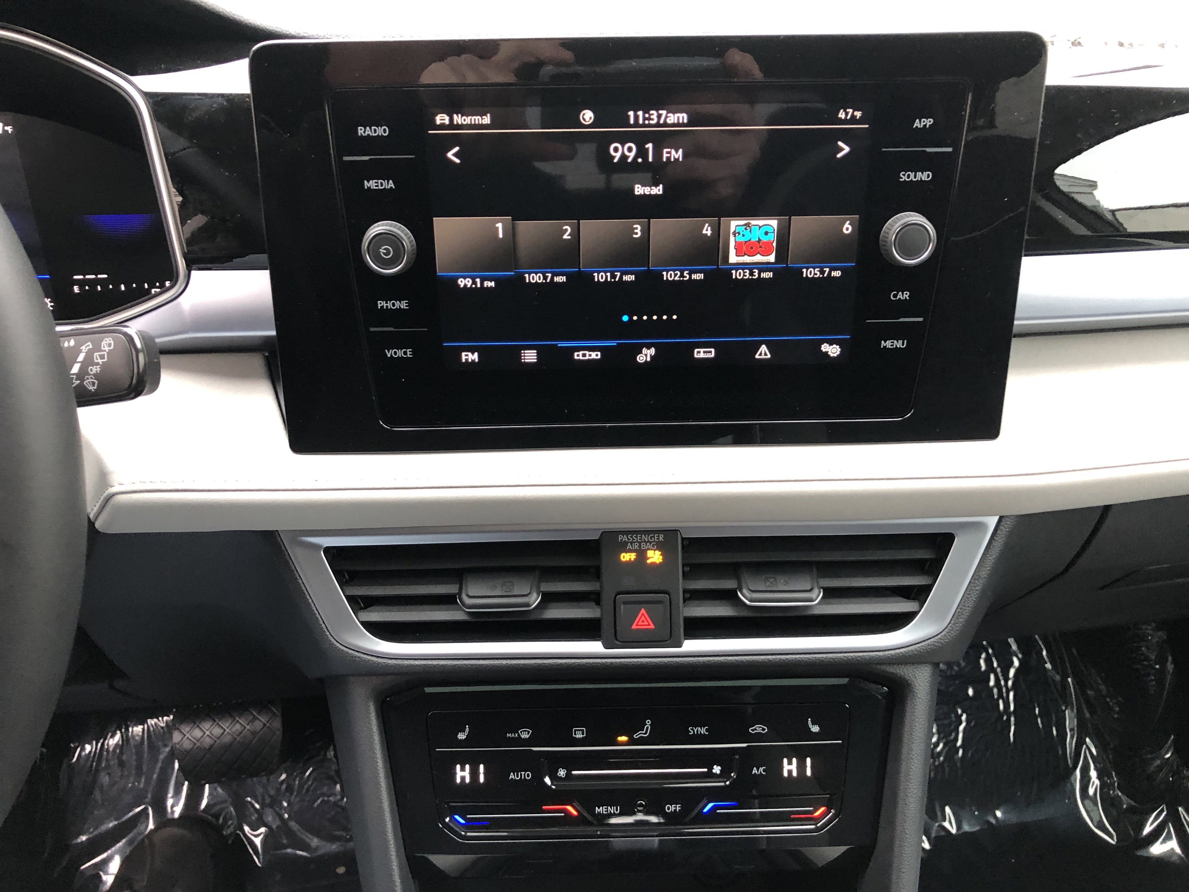 2026 Volkswagen Taos SE w/panoramic sunroof