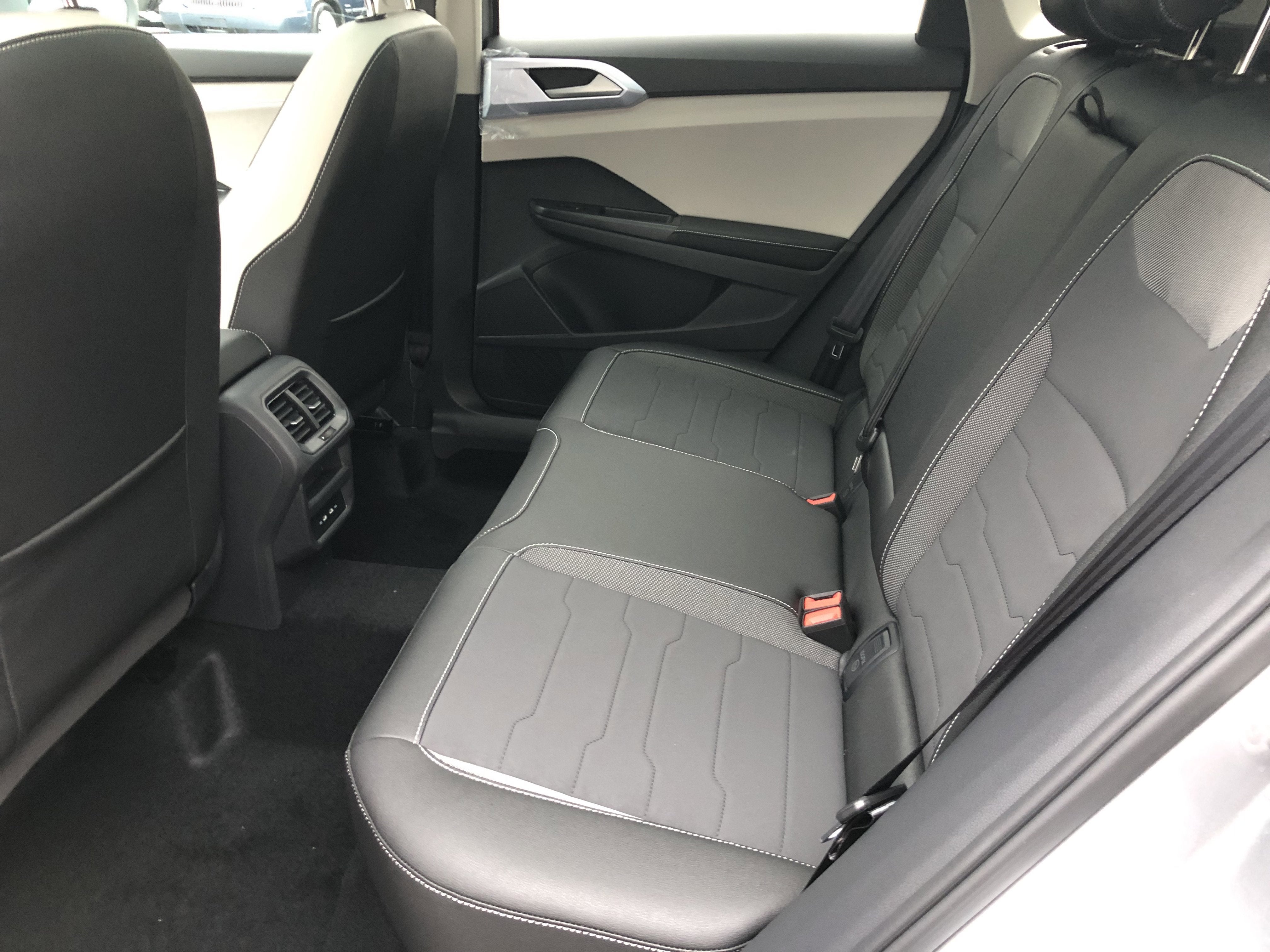 2026 Volkswagen Taos SE w/panoramic sunroof