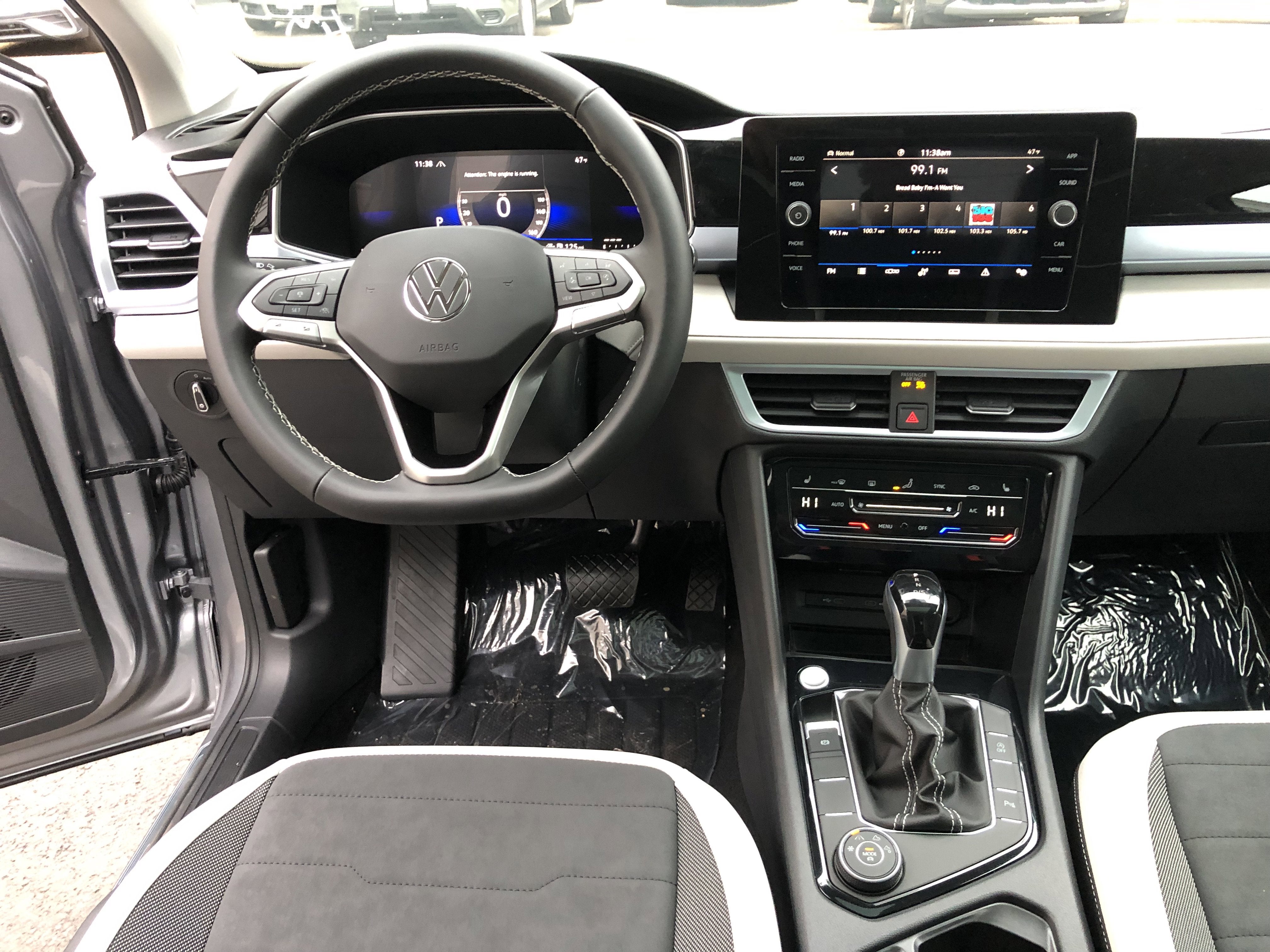 2026 Volkswagen Taos SE w/panoramic sunroof