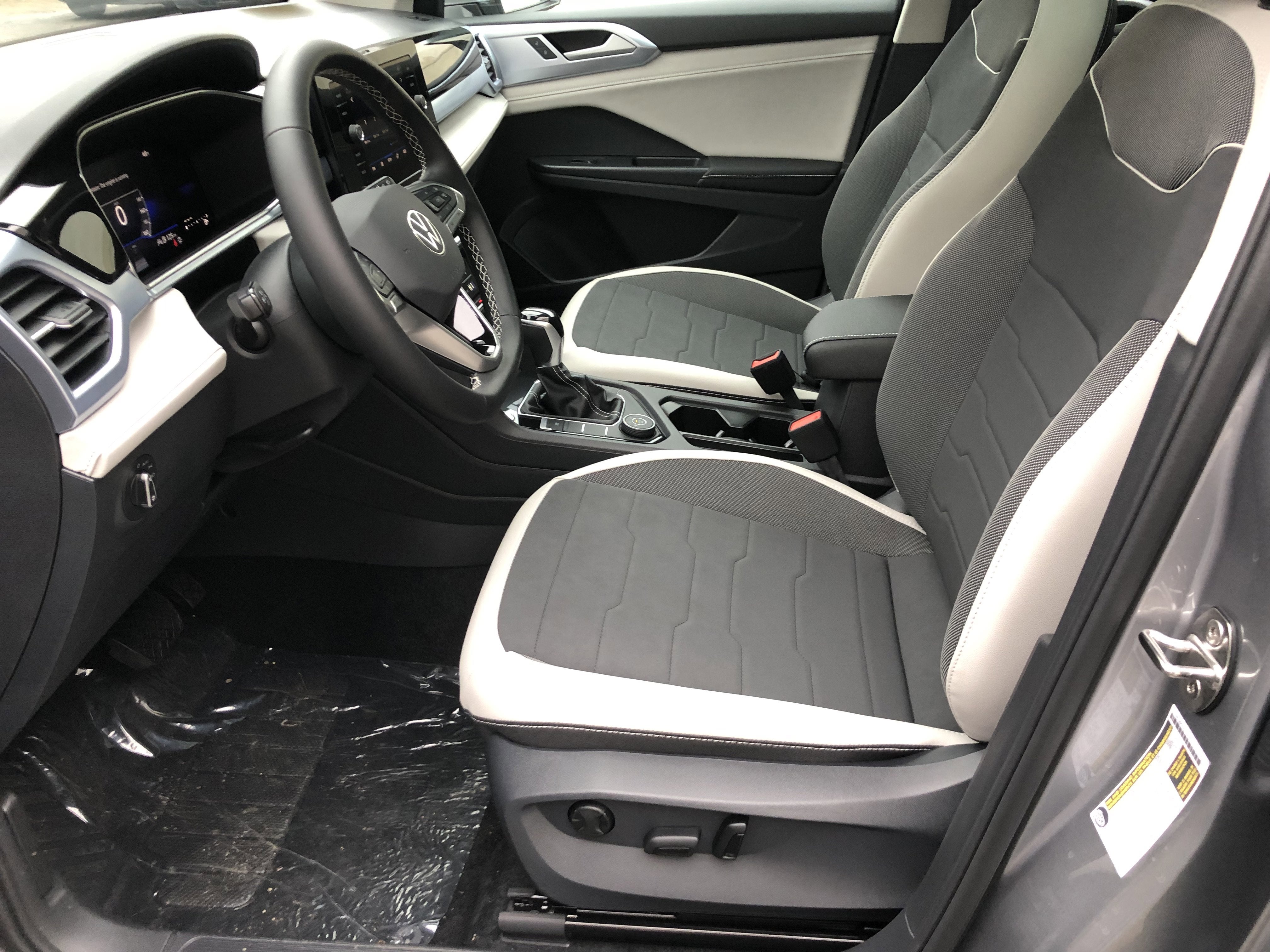 2026 Volkswagen Taos SE w/panoramic sunroof