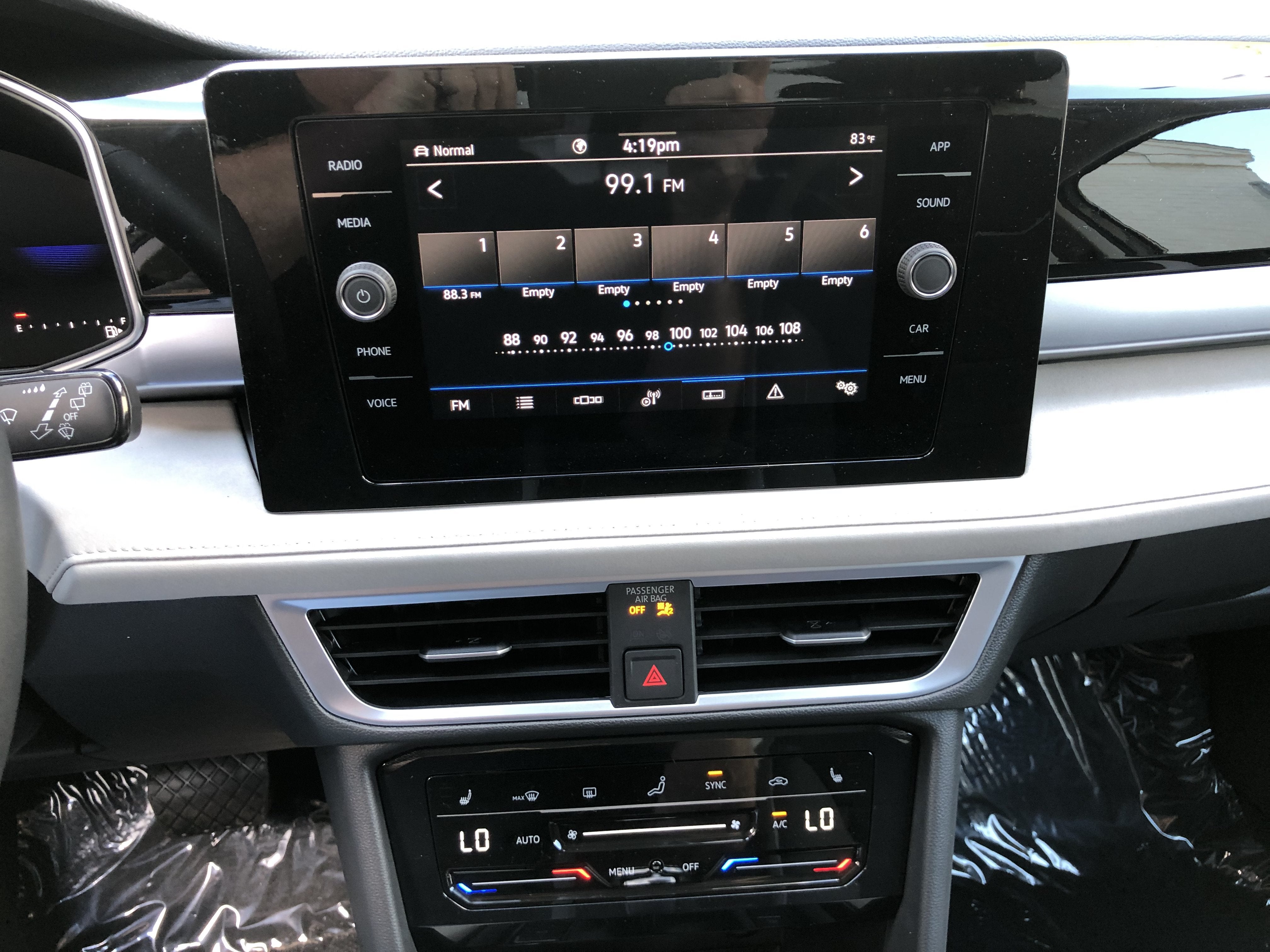 2026 Volkswagen Taos SE w/panoramic sunroof
