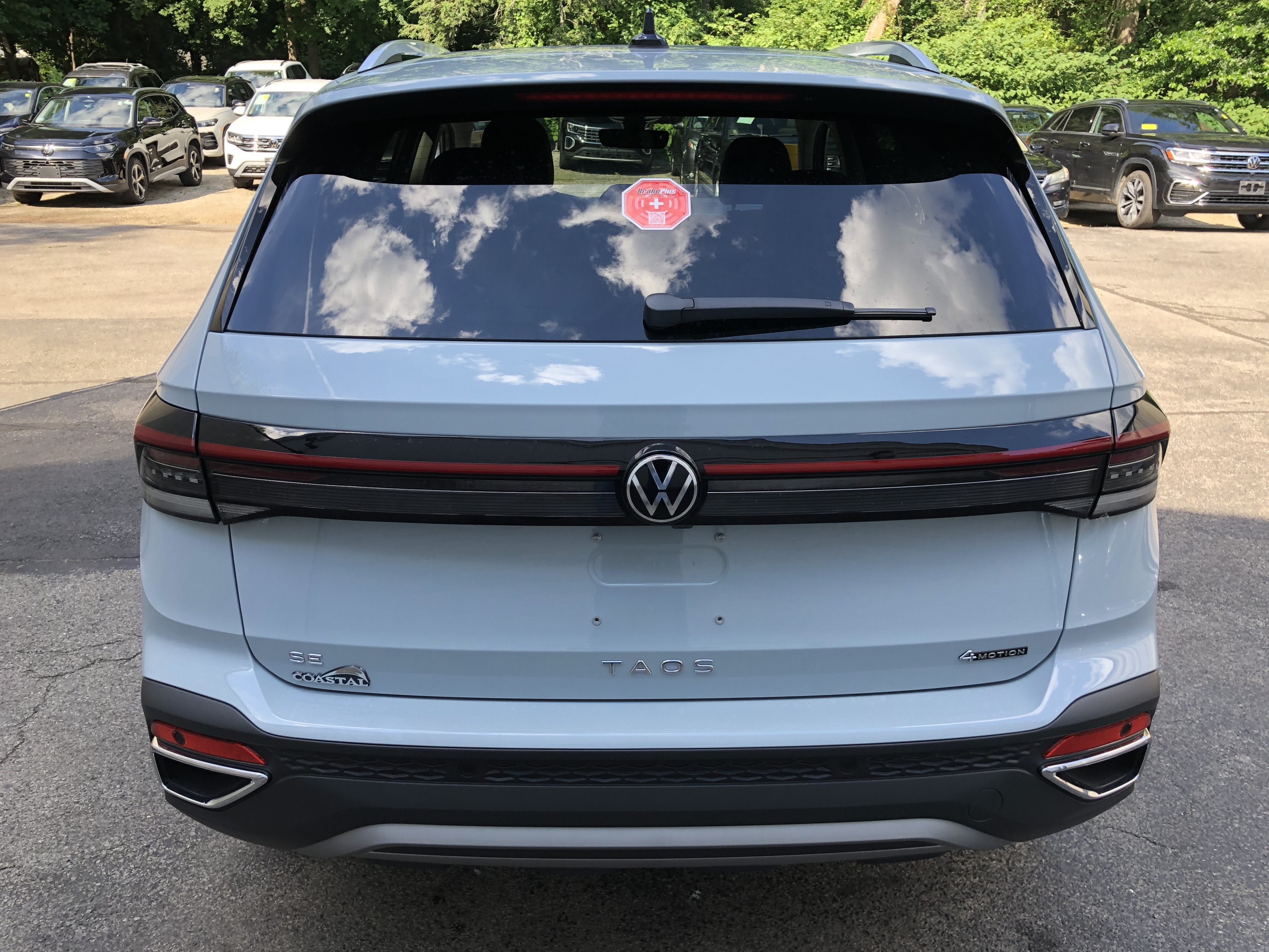 2026 Volkswagen Taos SE w/panoramic sunroof