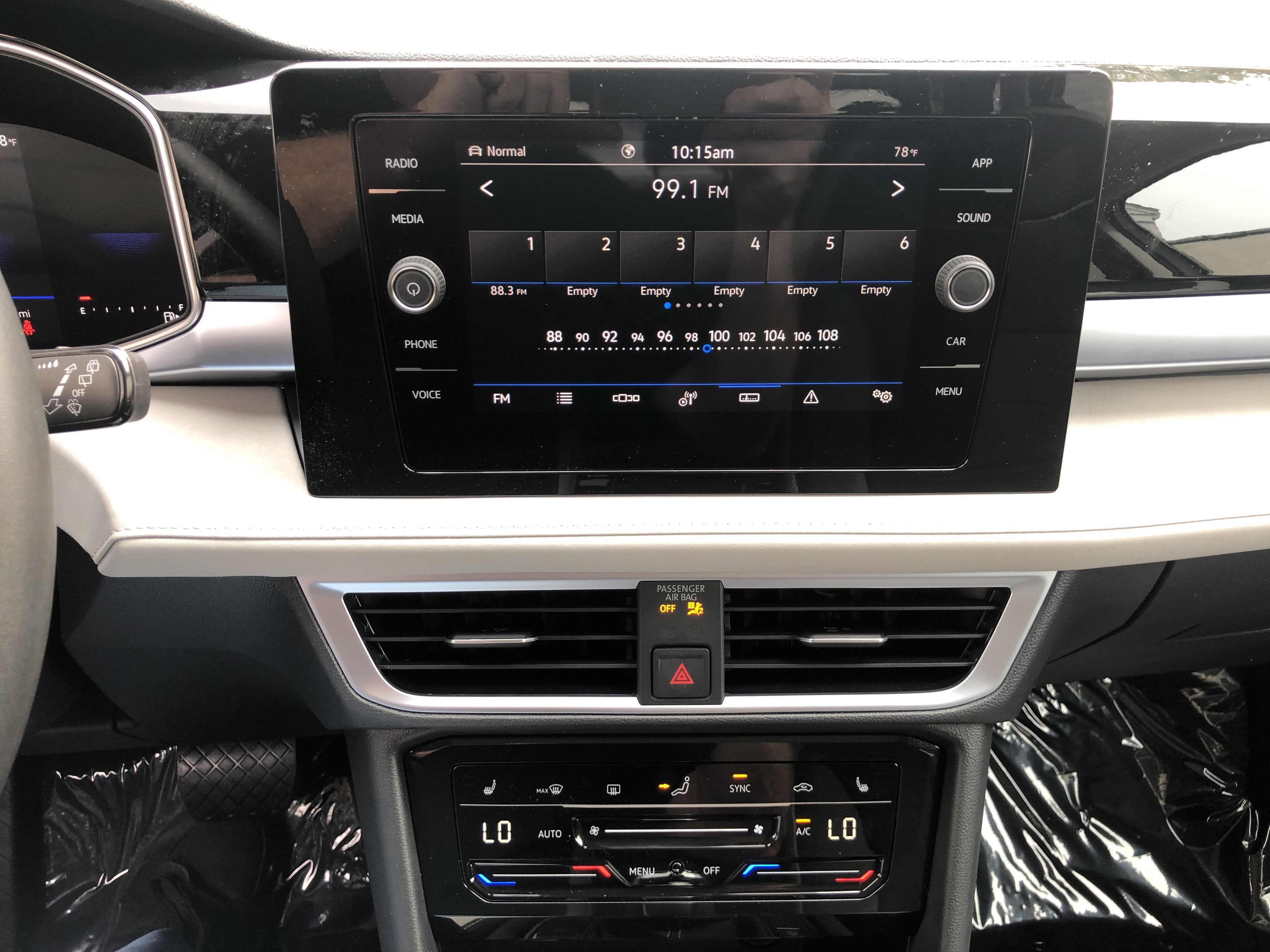 2026 Volkswagen Taos SE w/panoramic sunroof
