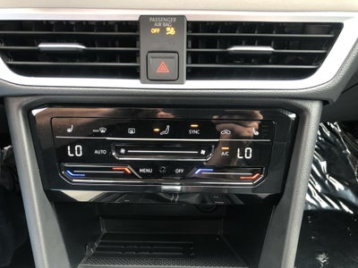 2026 Volkswagen Taos SE w/panoramic sunroof