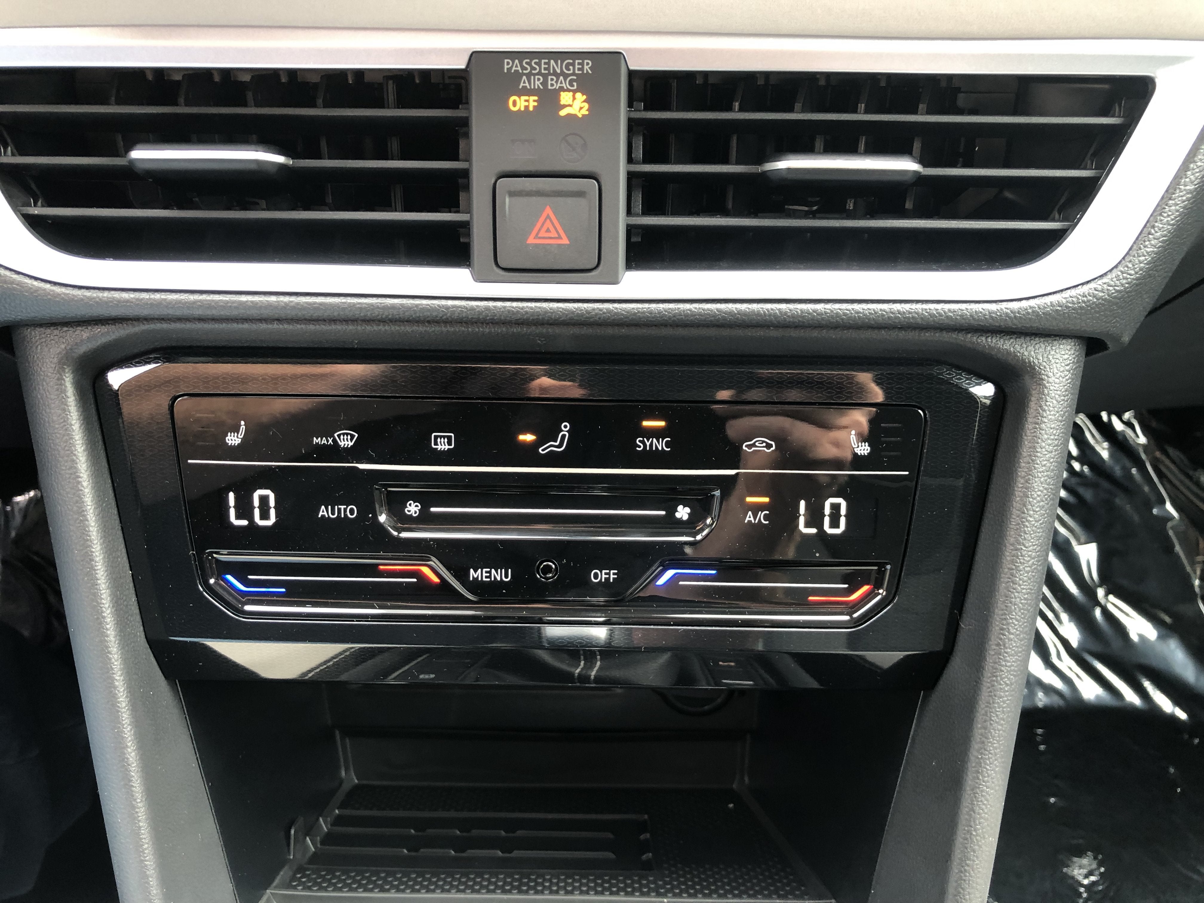 2026 Volkswagen Taos SE w/panoramic sunroof