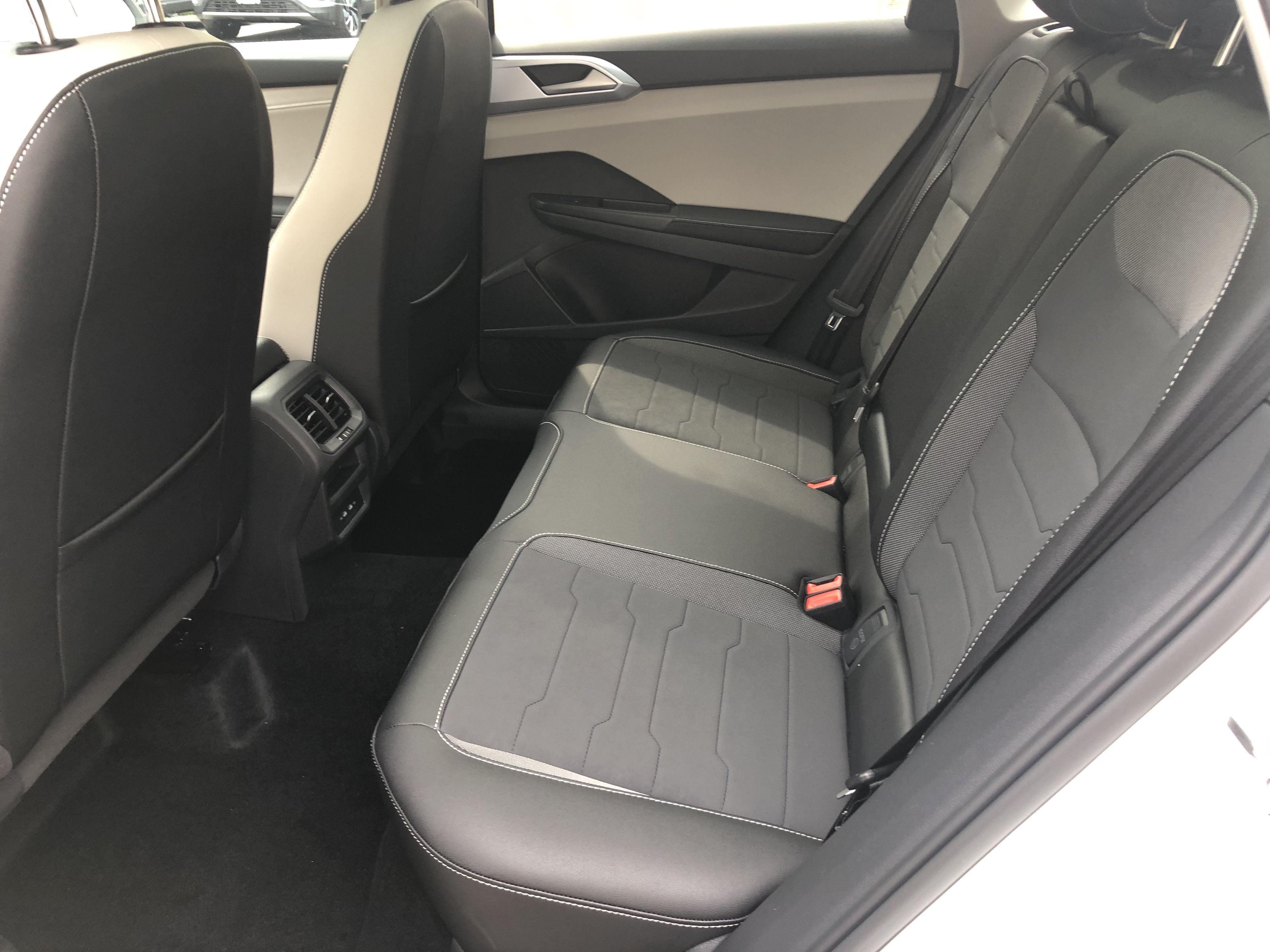 2026 Volkswagen Taos SE w/panoramic sunroof