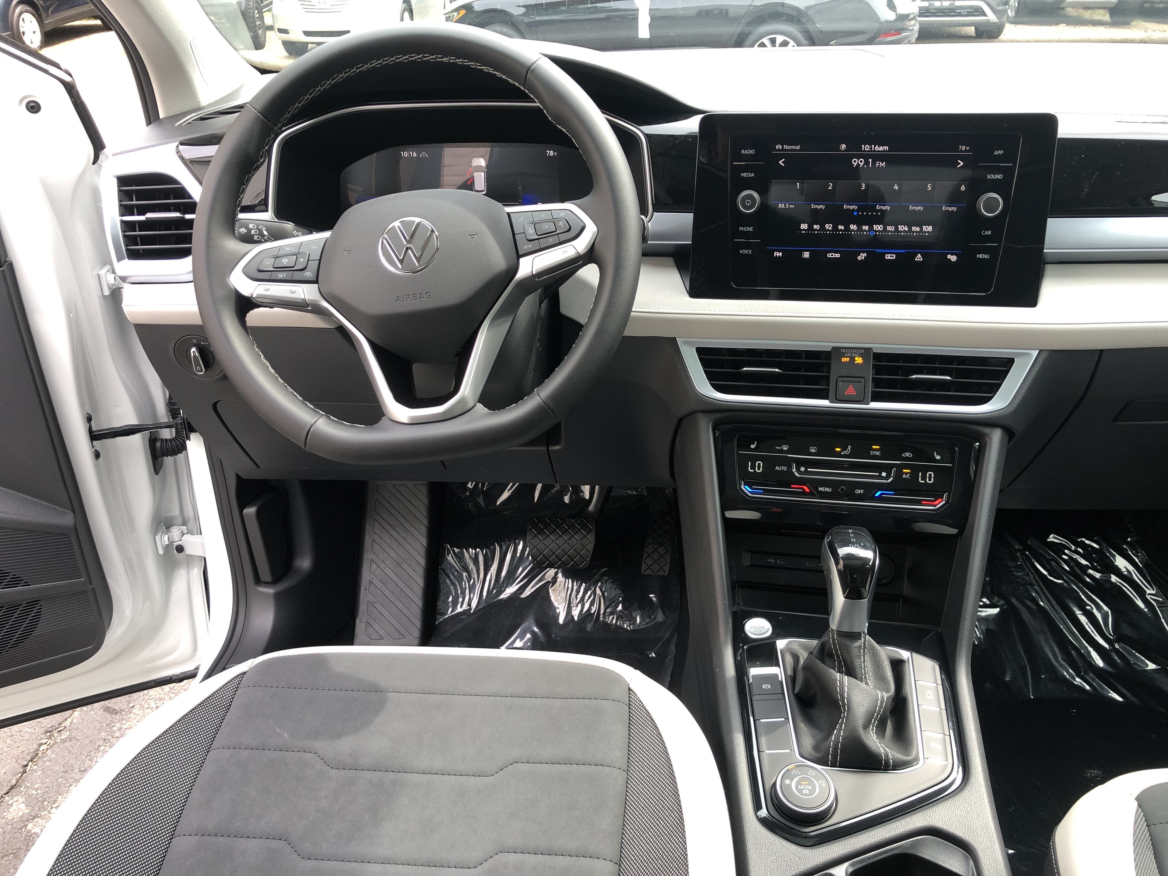 2026 Volkswagen Taos SE w/panoramic sunroof