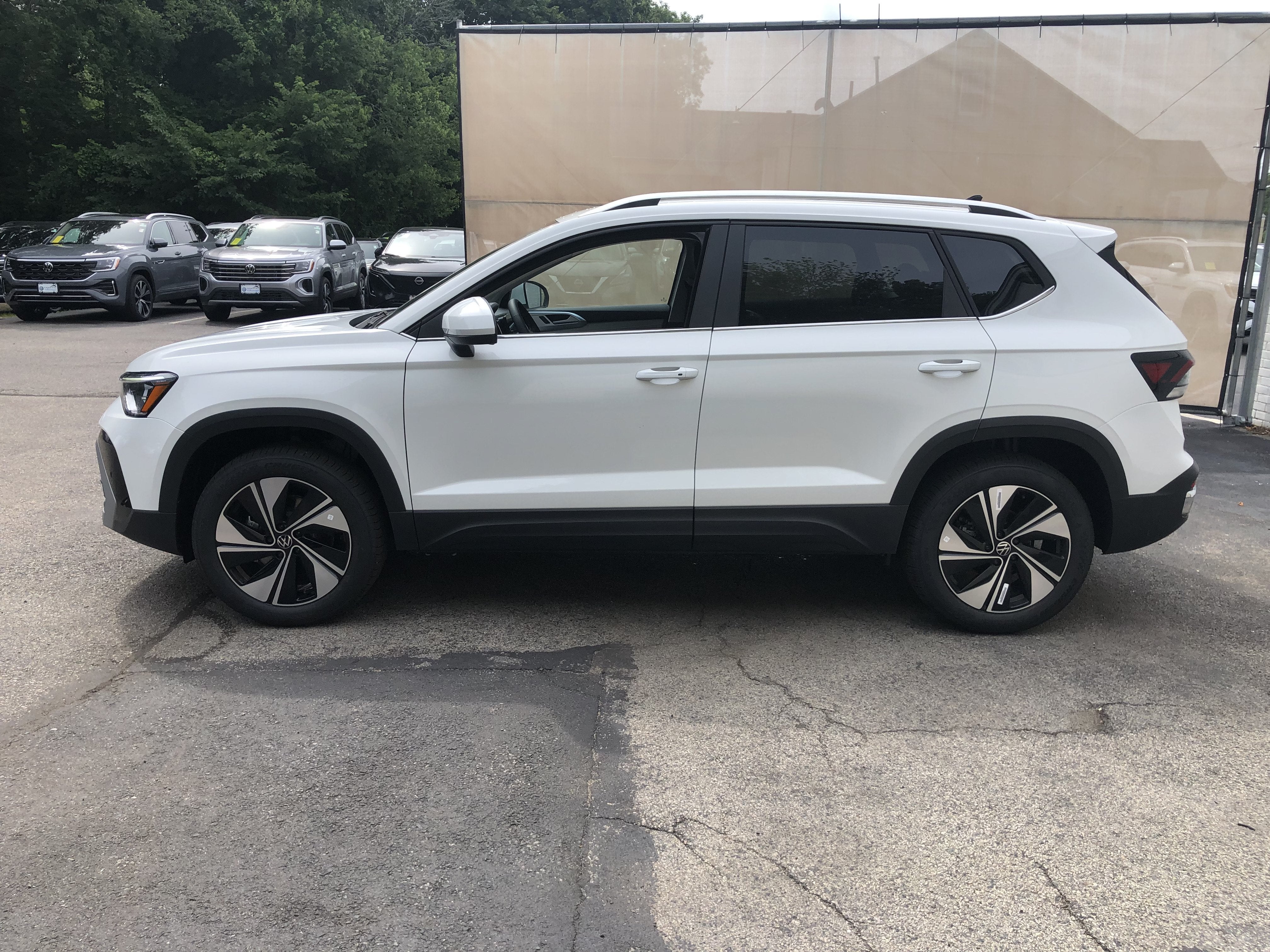 2026 Volkswagen Taos SE w/panoramic sunroof