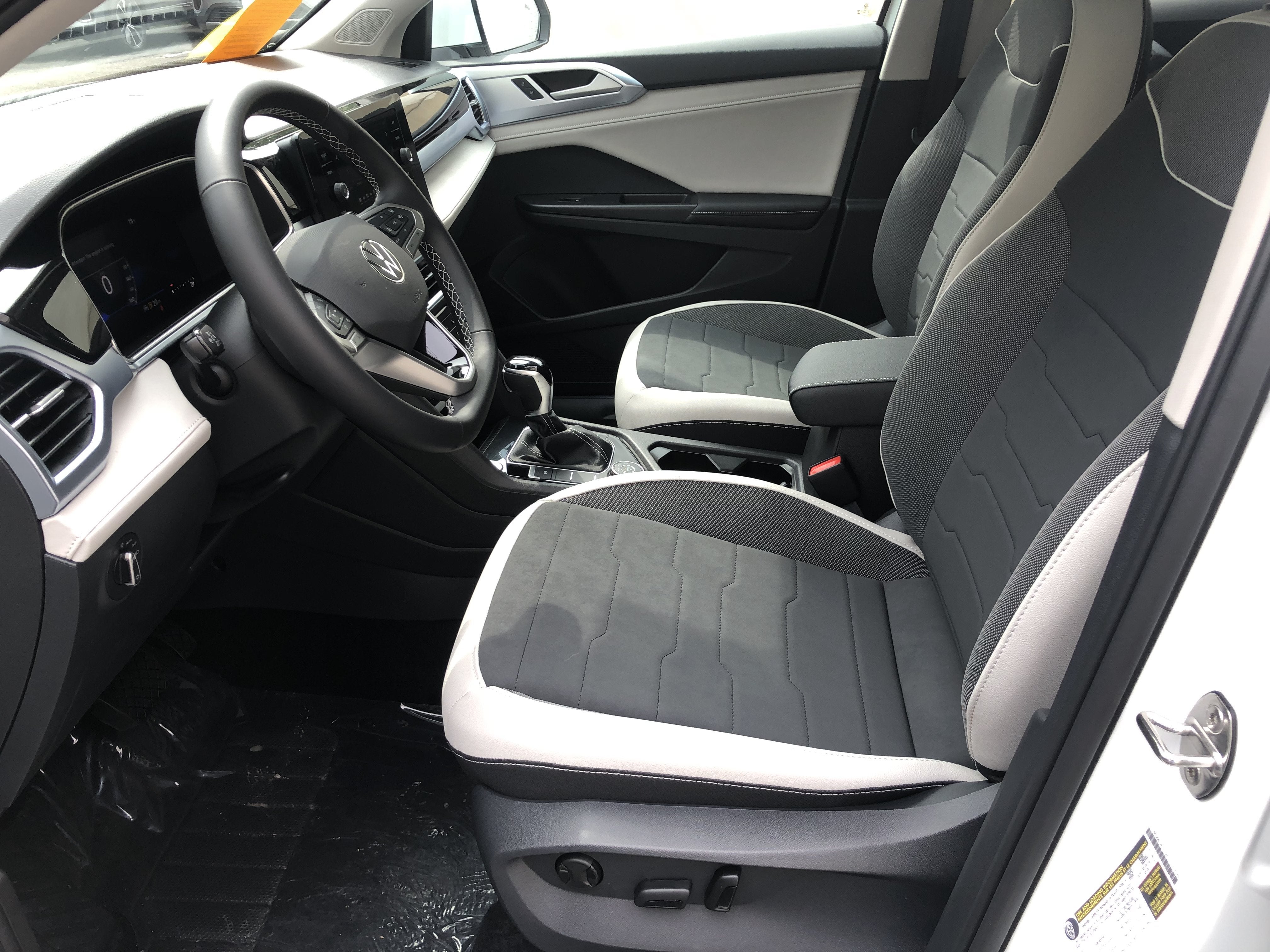 2026 Volkswagen Taos SE w/panoramic sunroof