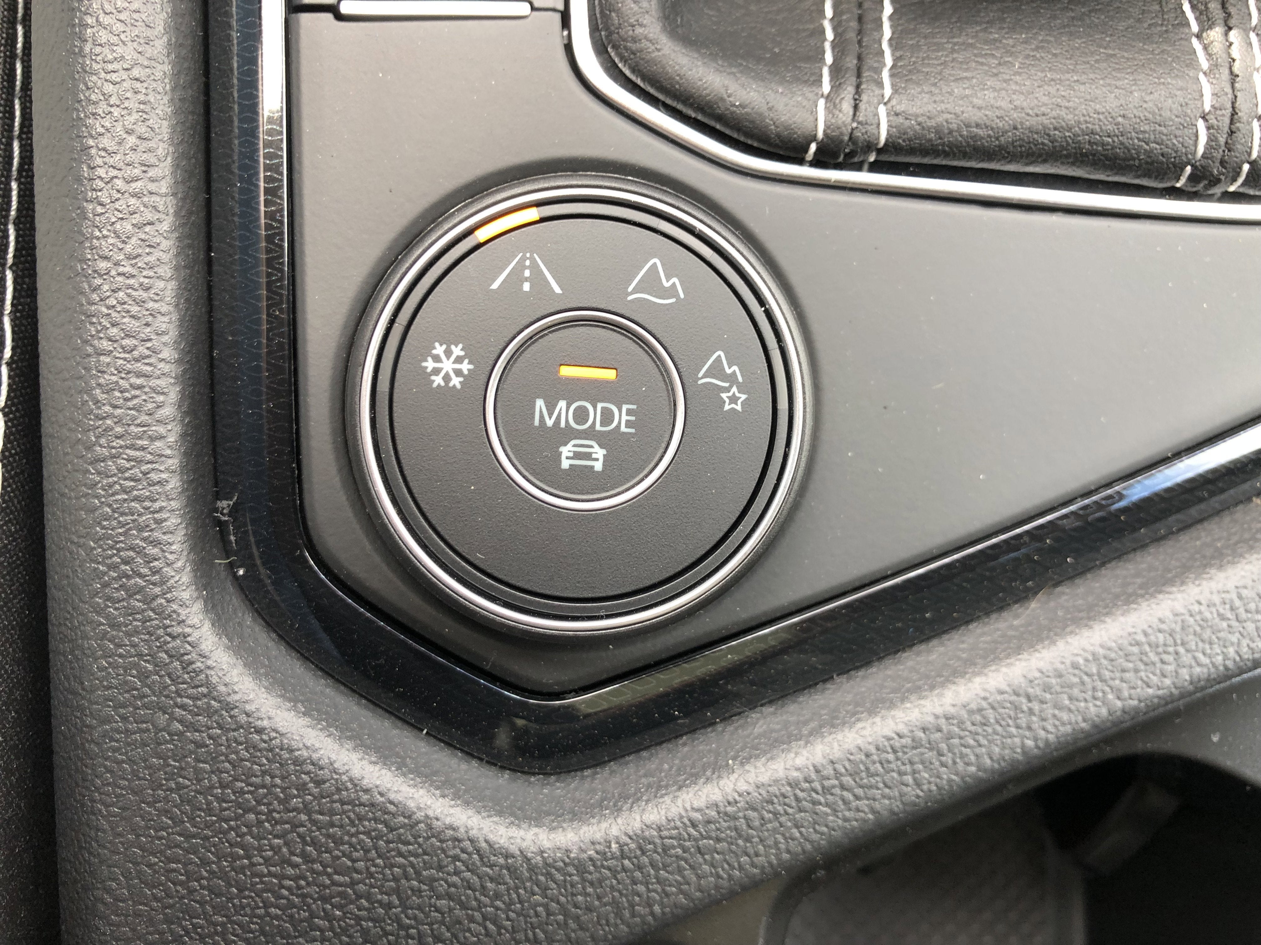 2026 Volkswagen Taos SE w/panoramic sunroof