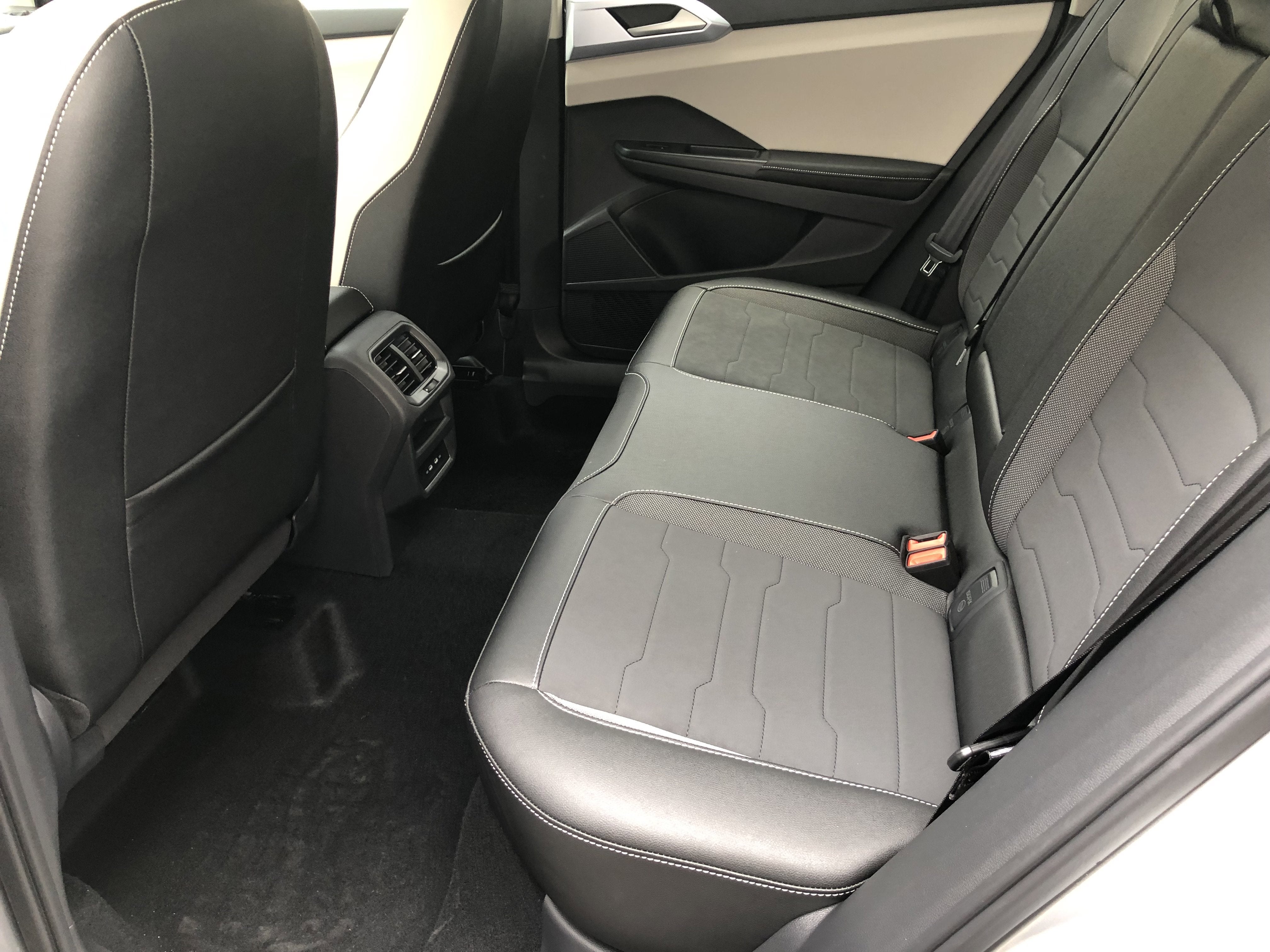 2026 Volkswagen Taos SE w/panoramic sunroof