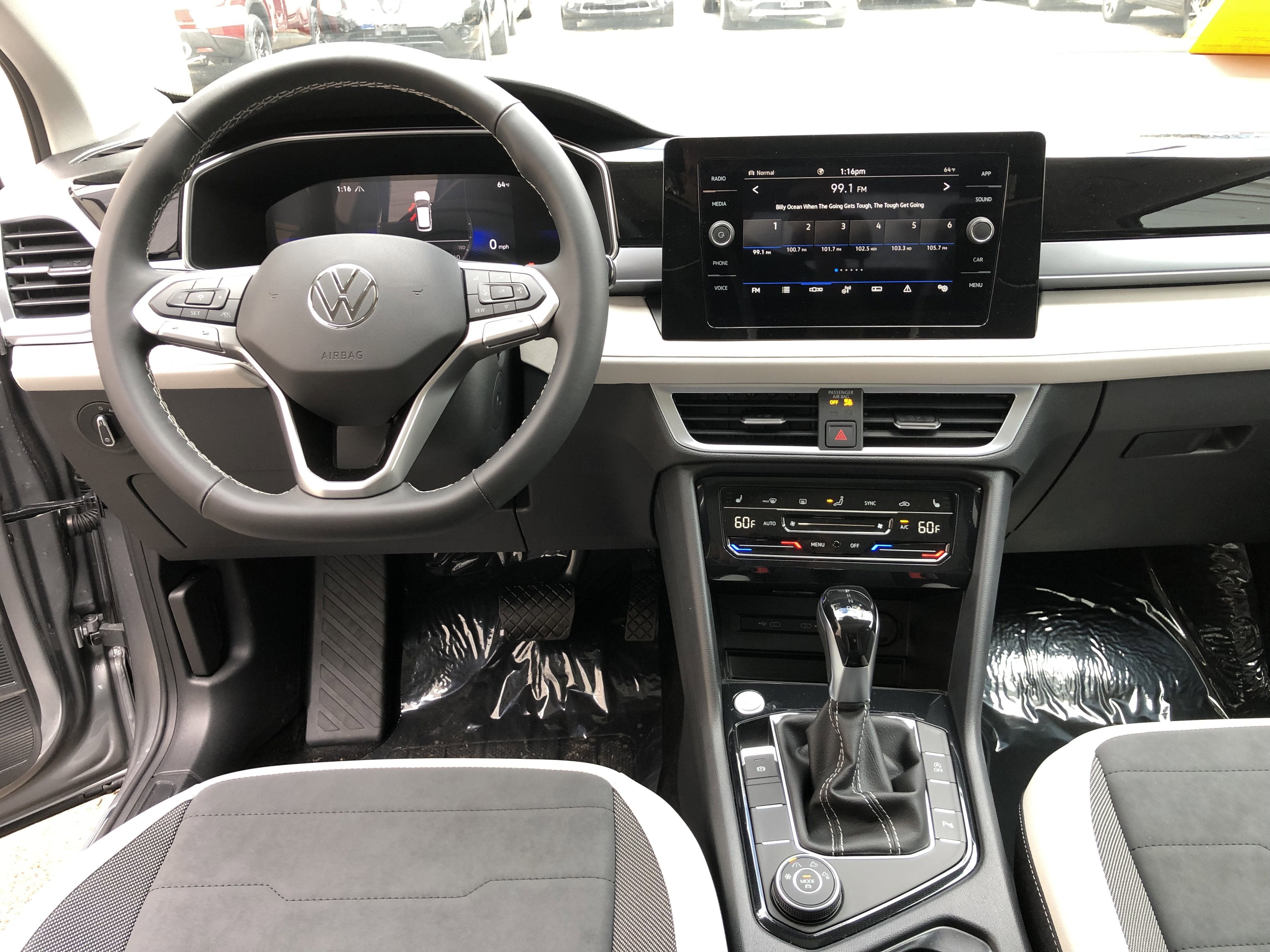 2026 Volkswagen Taos SE w/panoramic sunroof