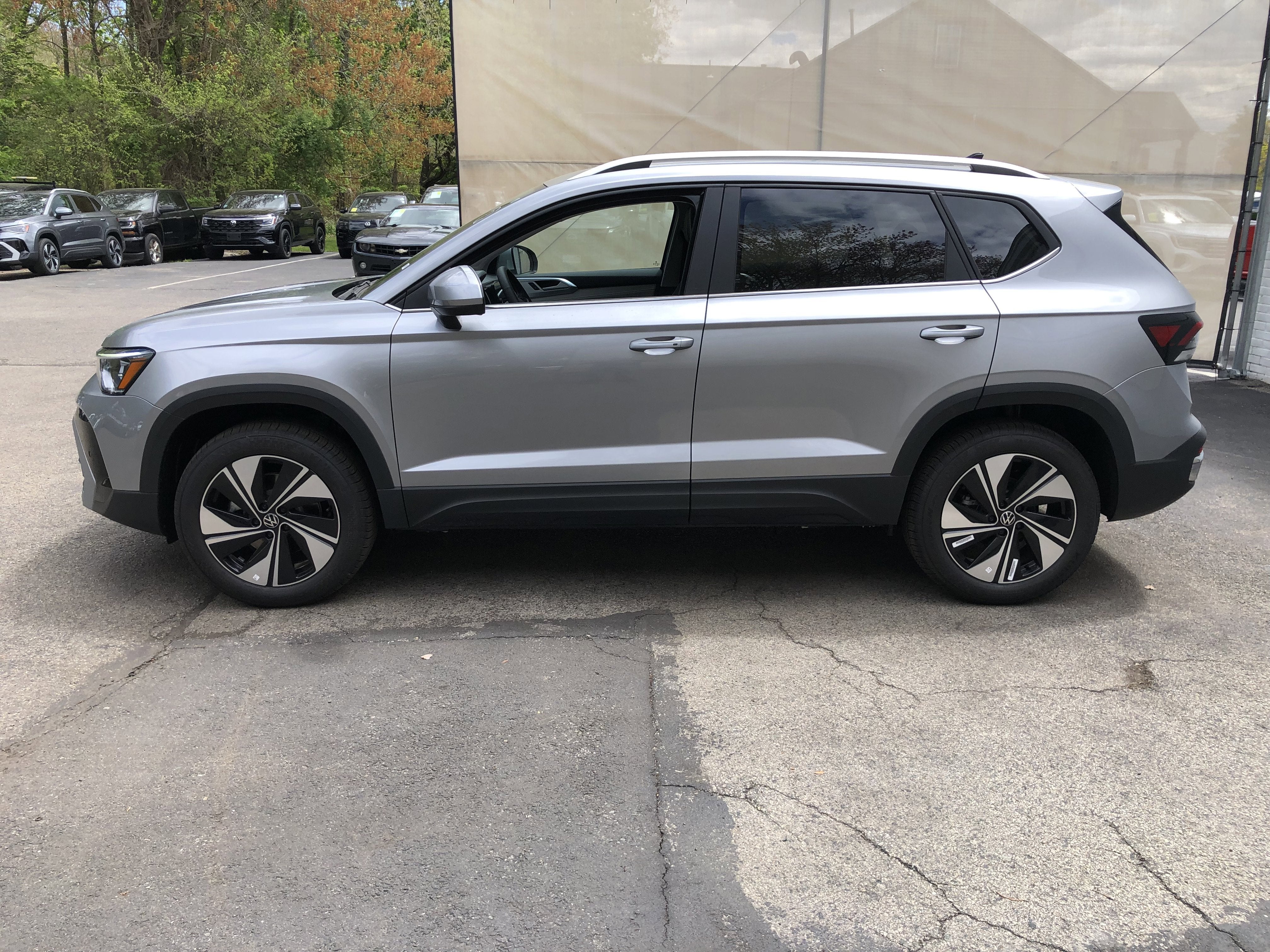 2026 Volkswagen Taos SE w/panoramic sunroof