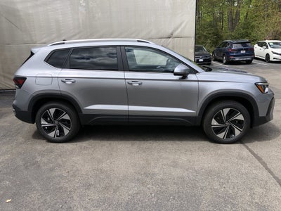 2026 Volkswagen Taos SE w/panoramic sunroof