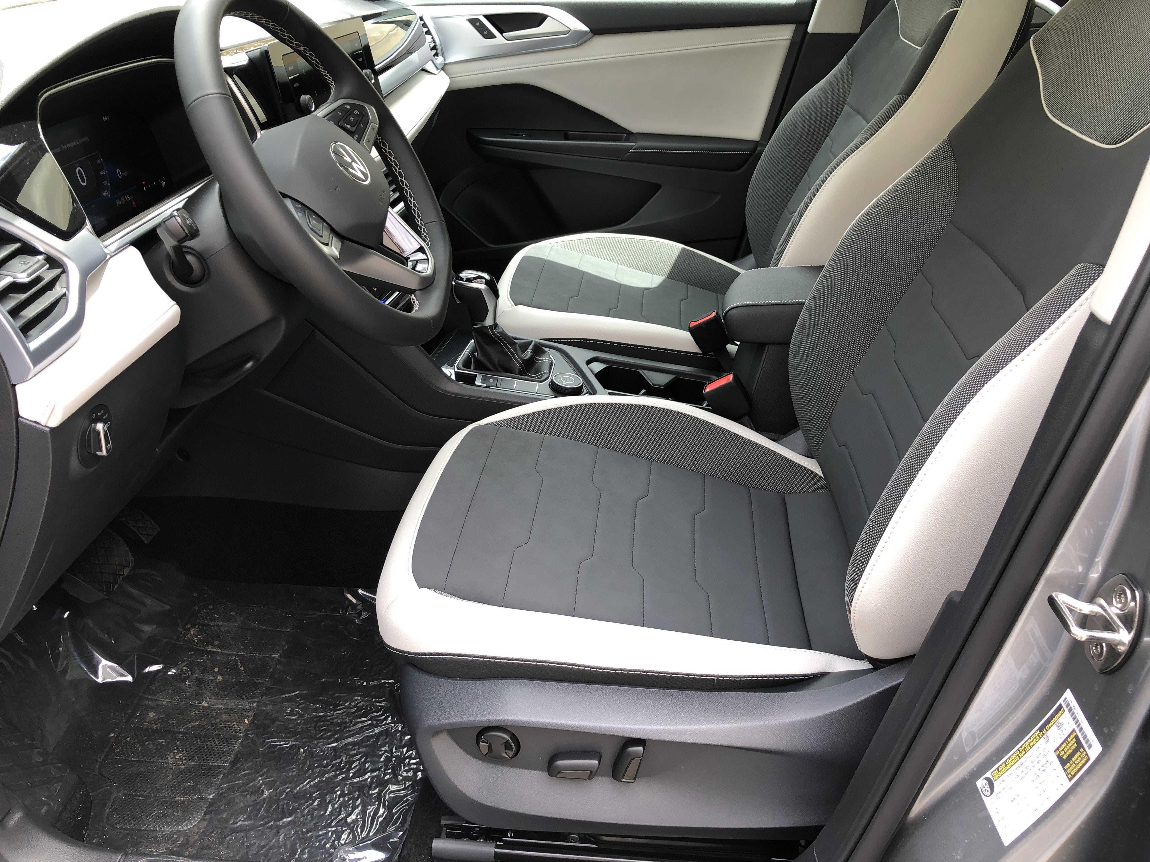 2026 Volkswagen Taos SE w/panoramic sunroof