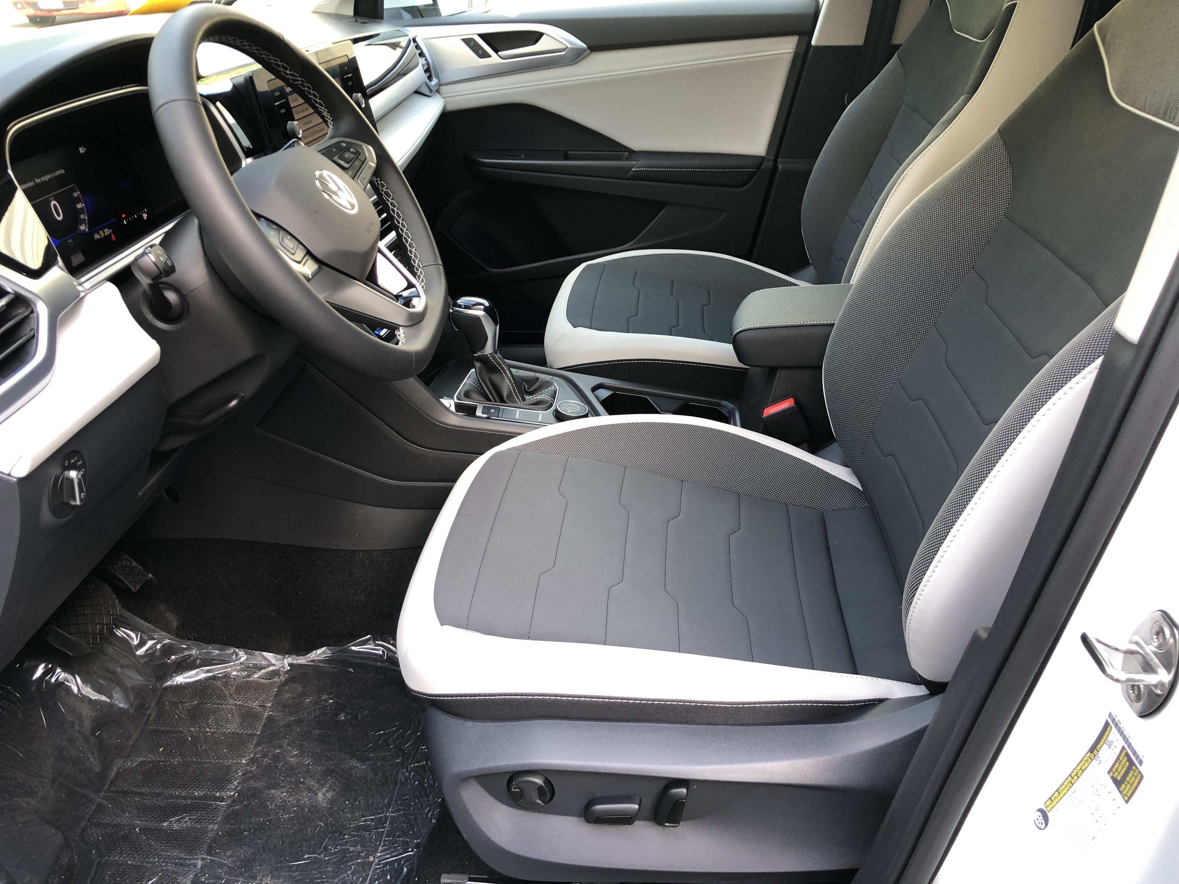 2026 Volkswagen Taos SE w/panoramic sunroof