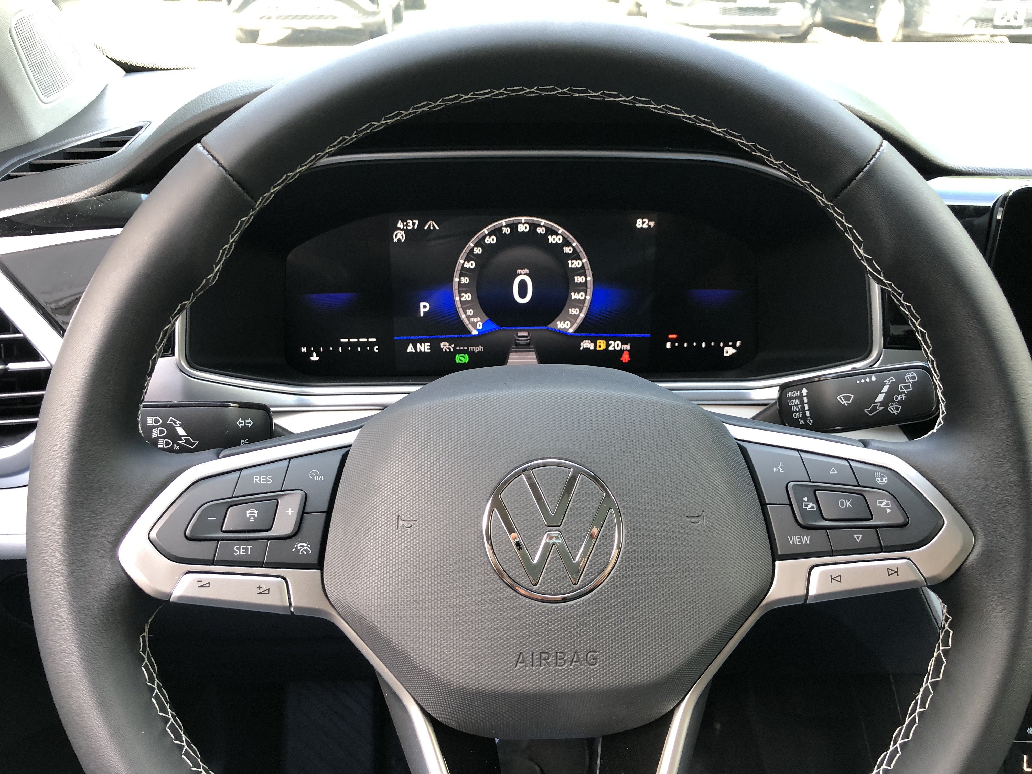 2026 Volkswagen Taos SE w/panoramic sunroof