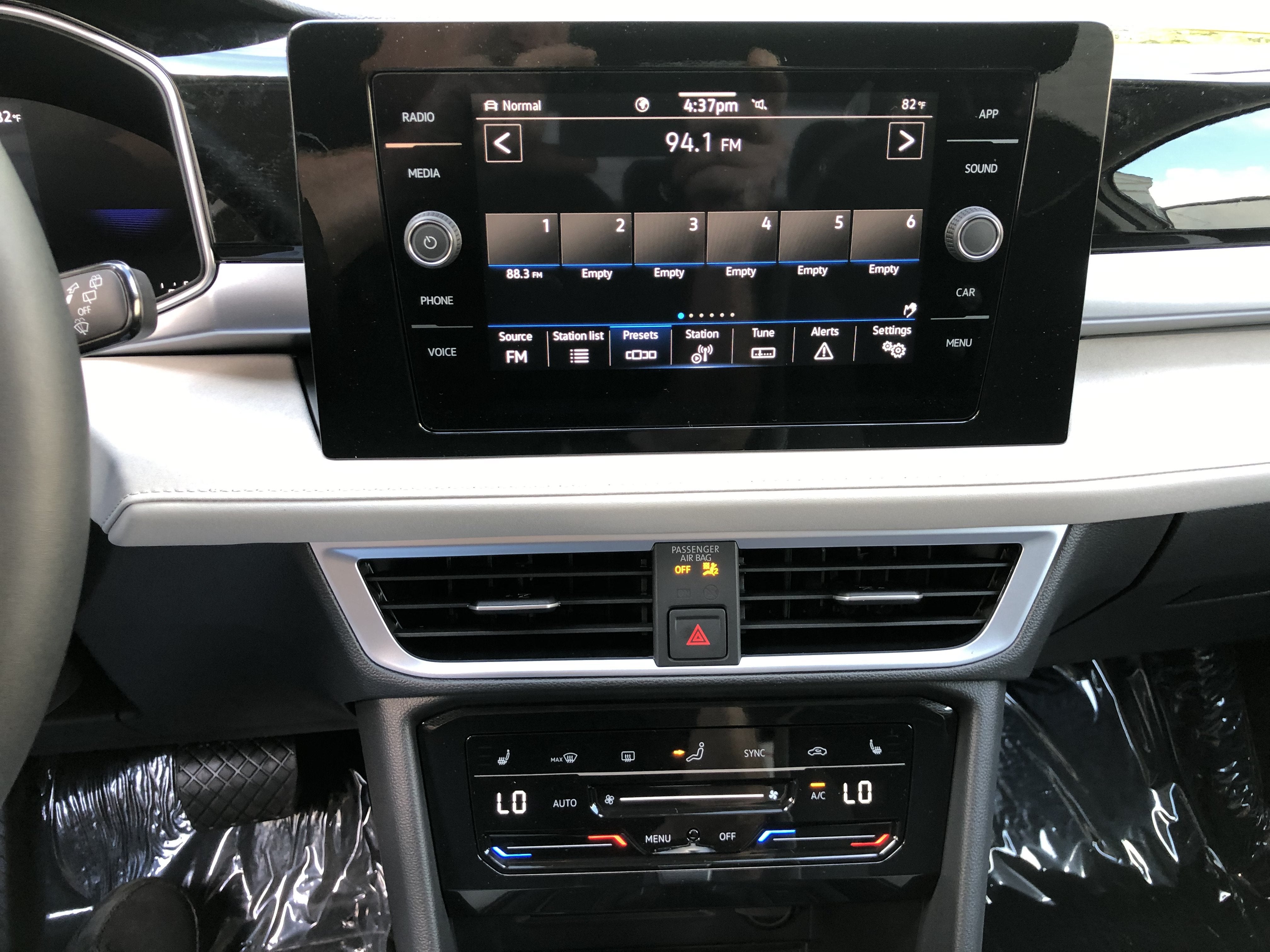 2026 Volkswagen Taos SE w/panoramic sunroof