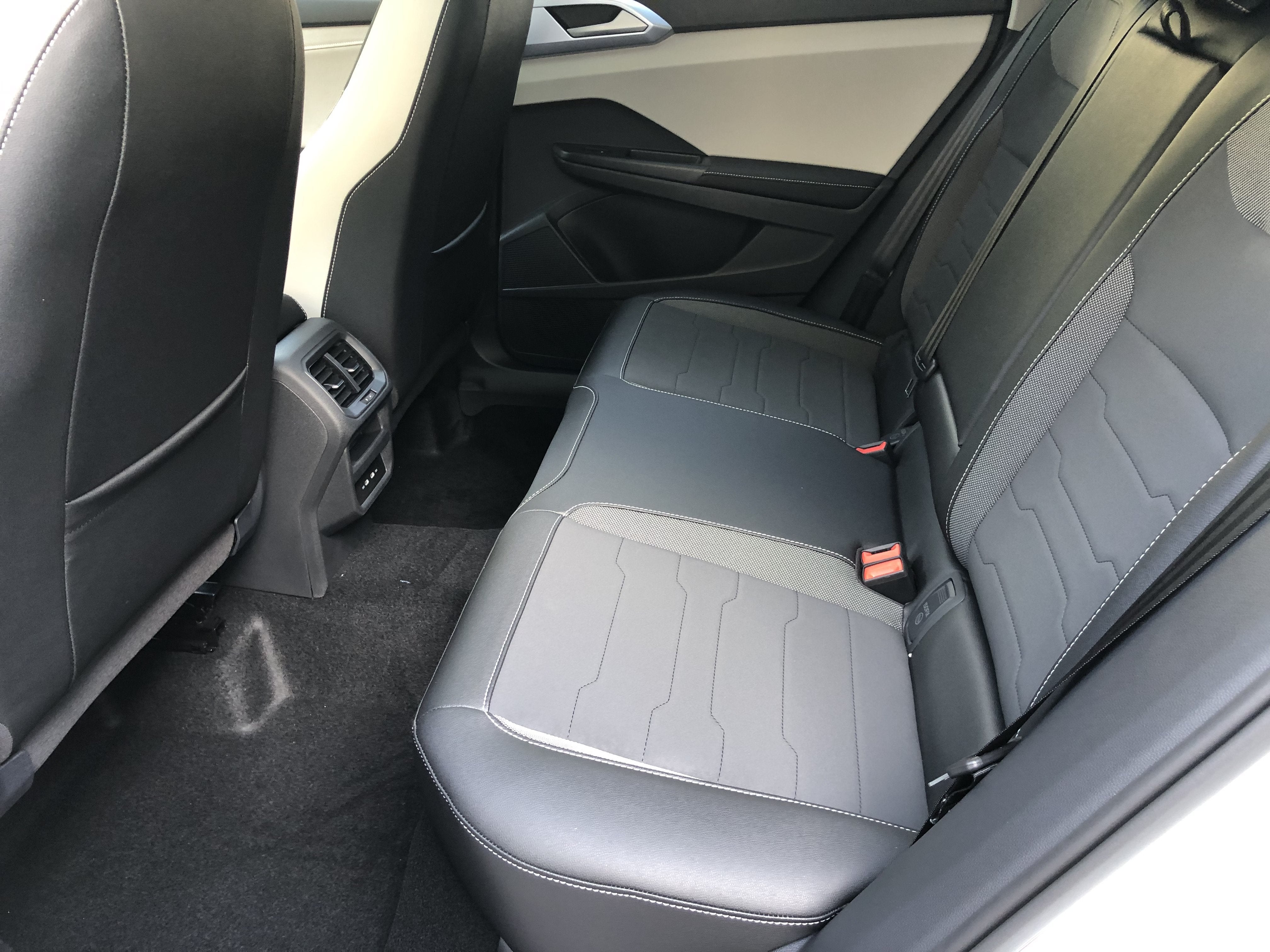 2026 Volkswagen Taos SE w/panoramic sunroof