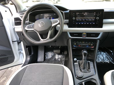 2026 Volkswagen Taos SE w/panoramic sunroof