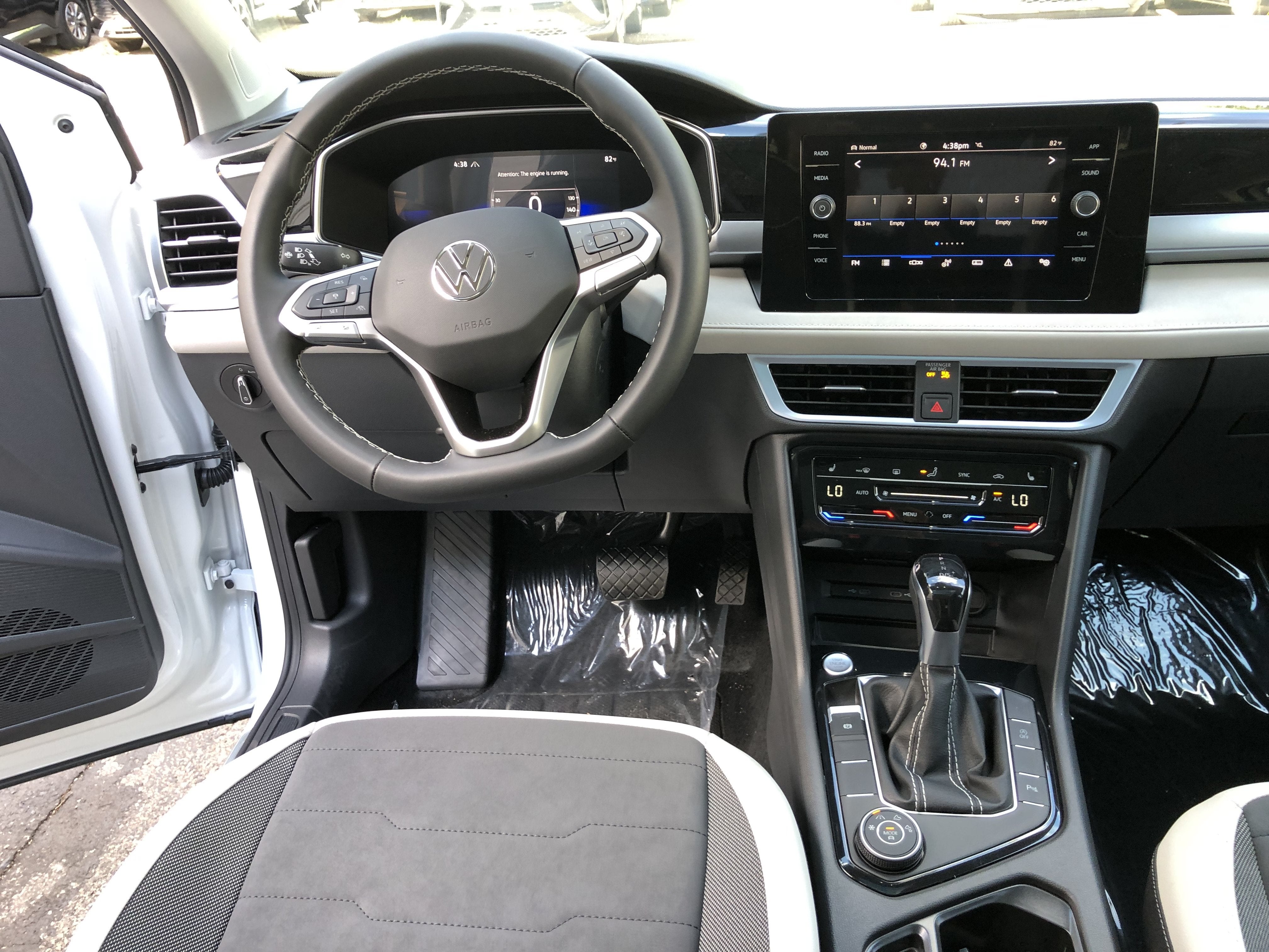 2026 Volkswagen Taos SE w/panoramic sunroof