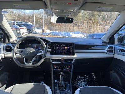 2025 Volkswagen Taos SE w/panoramic sunroof