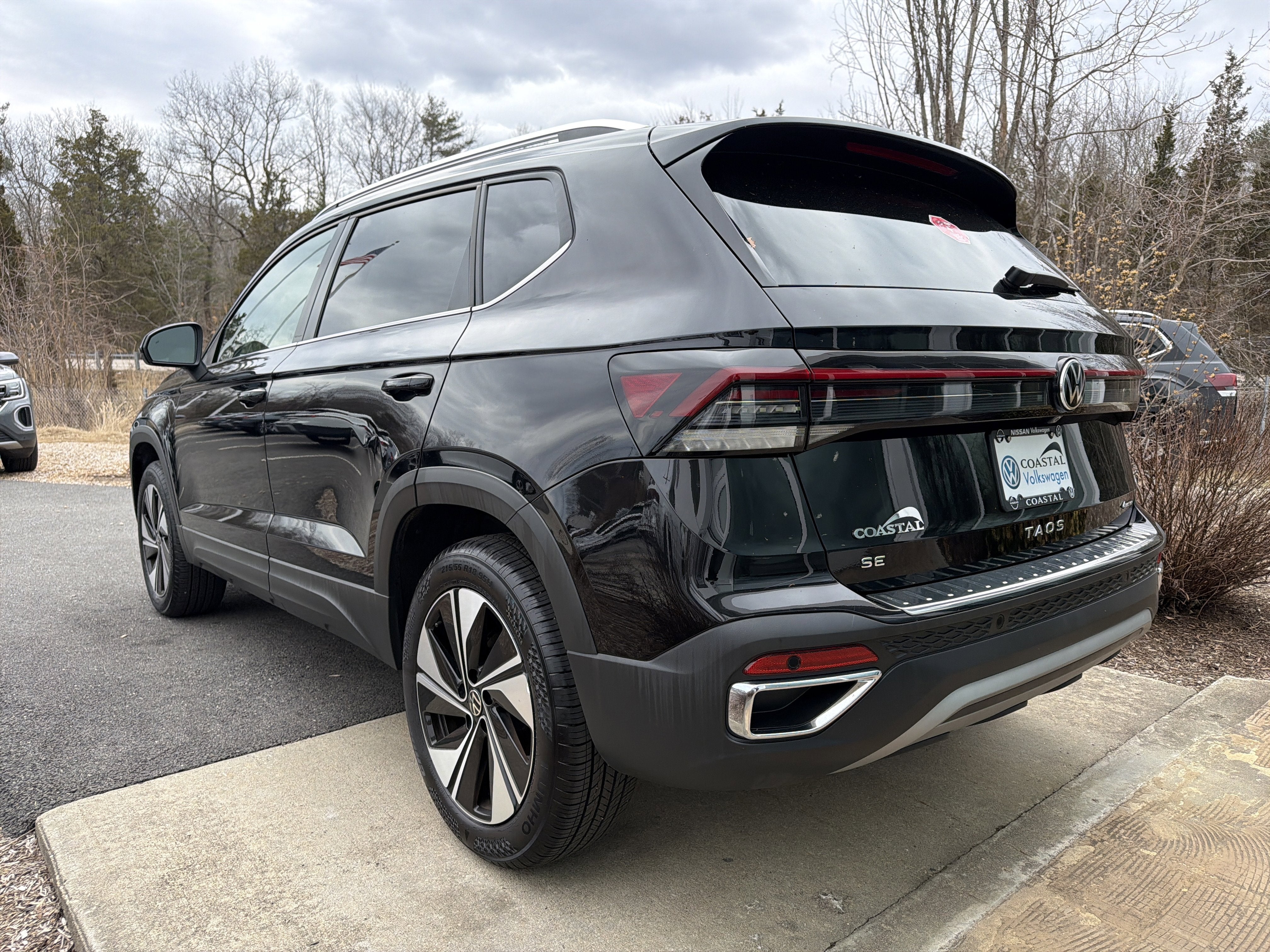 2025 Volkswagen Taos SE w/panoramic sunroof