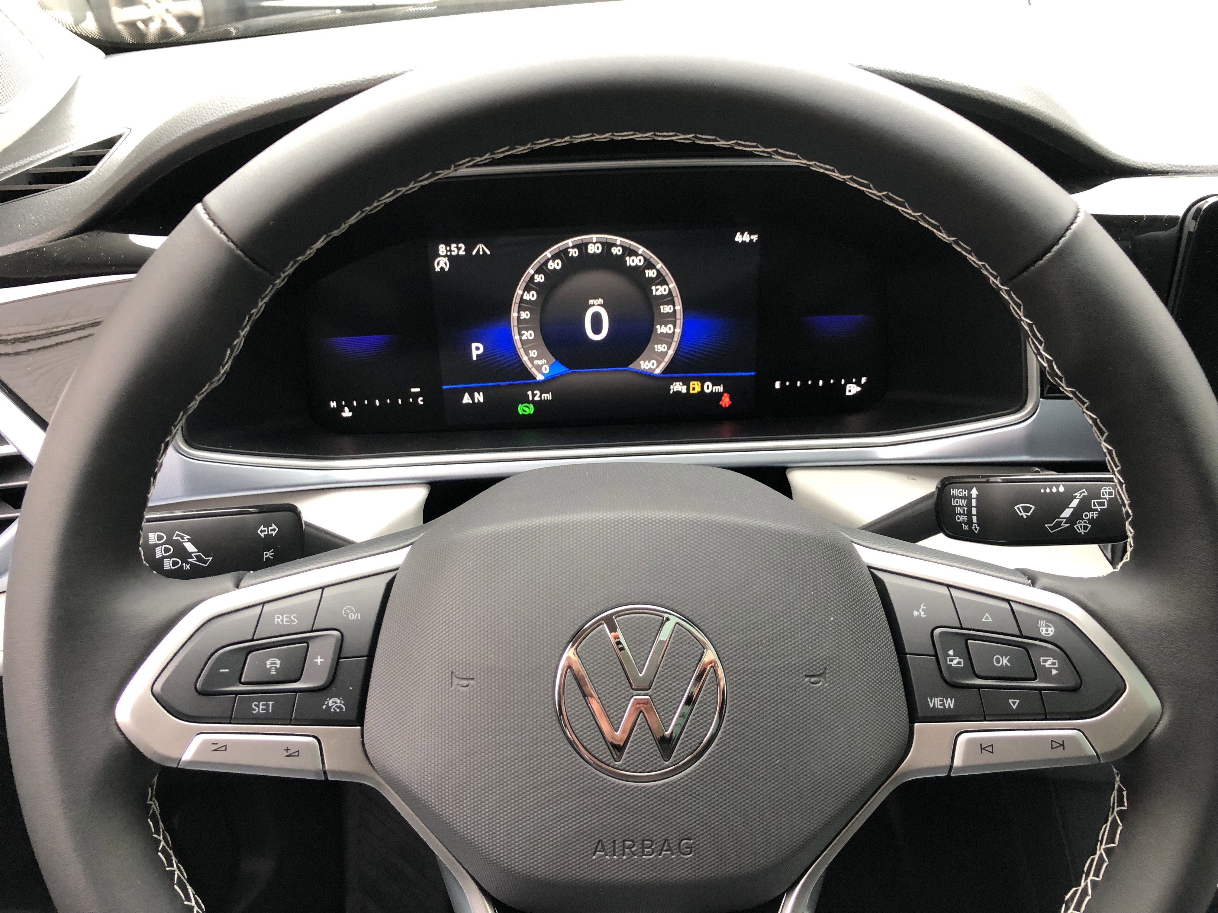 2026 Volkswagen Taos SE w/panoramic sunroof