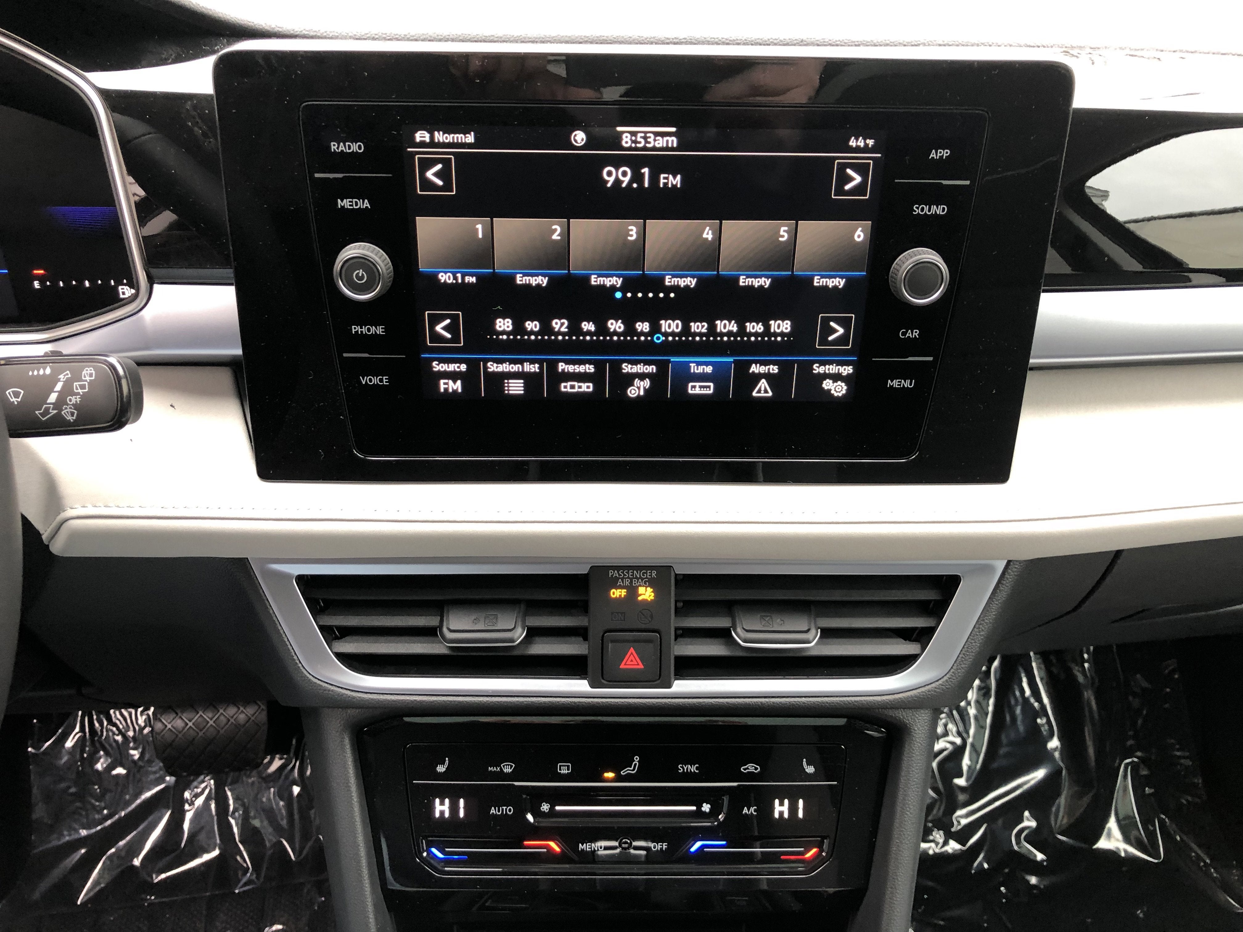 2026 Volkswagen Taos SE w/panoramic sunroof