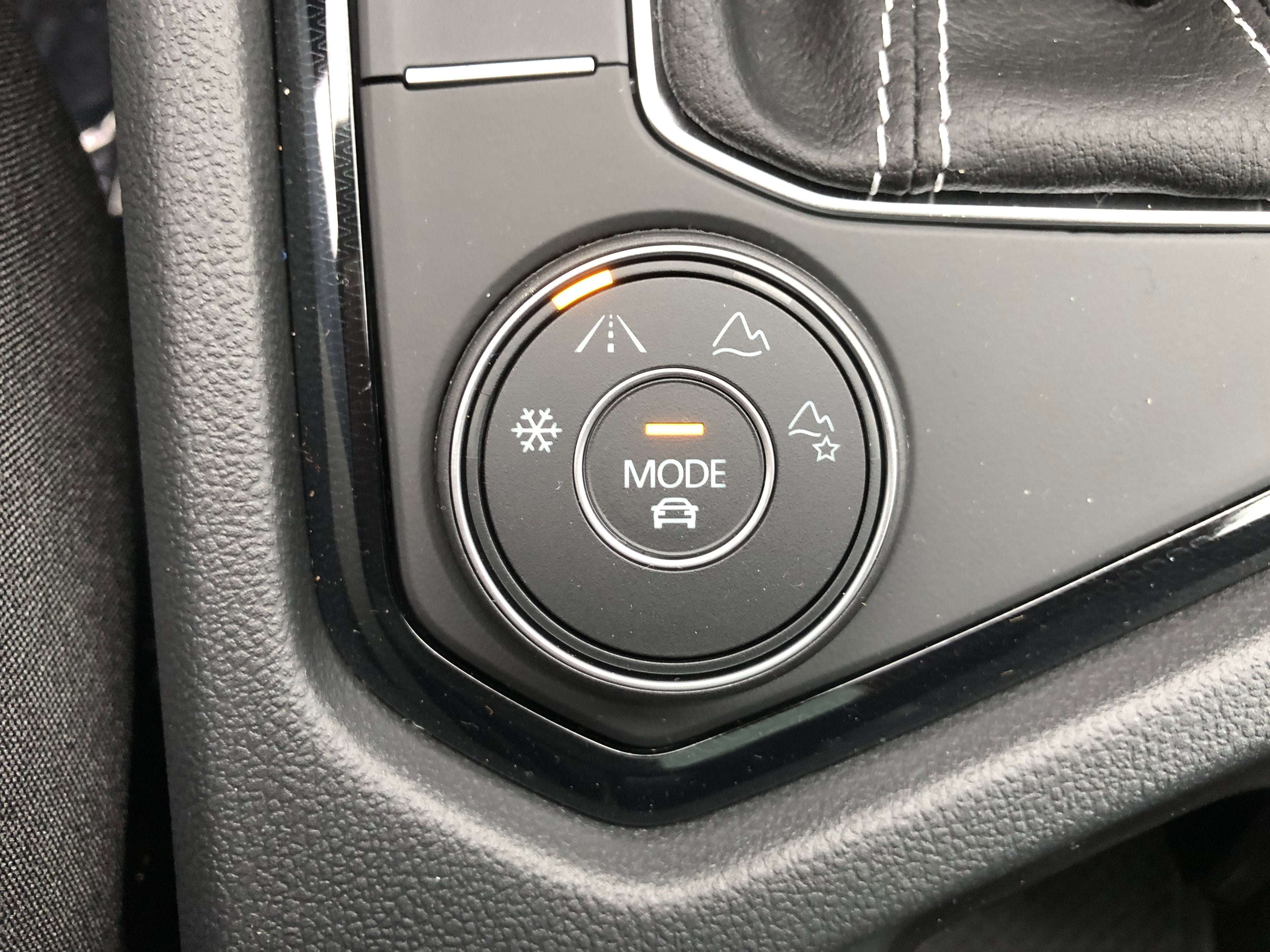 2026 Volkswagen Taos SE w/panoramic sunroof