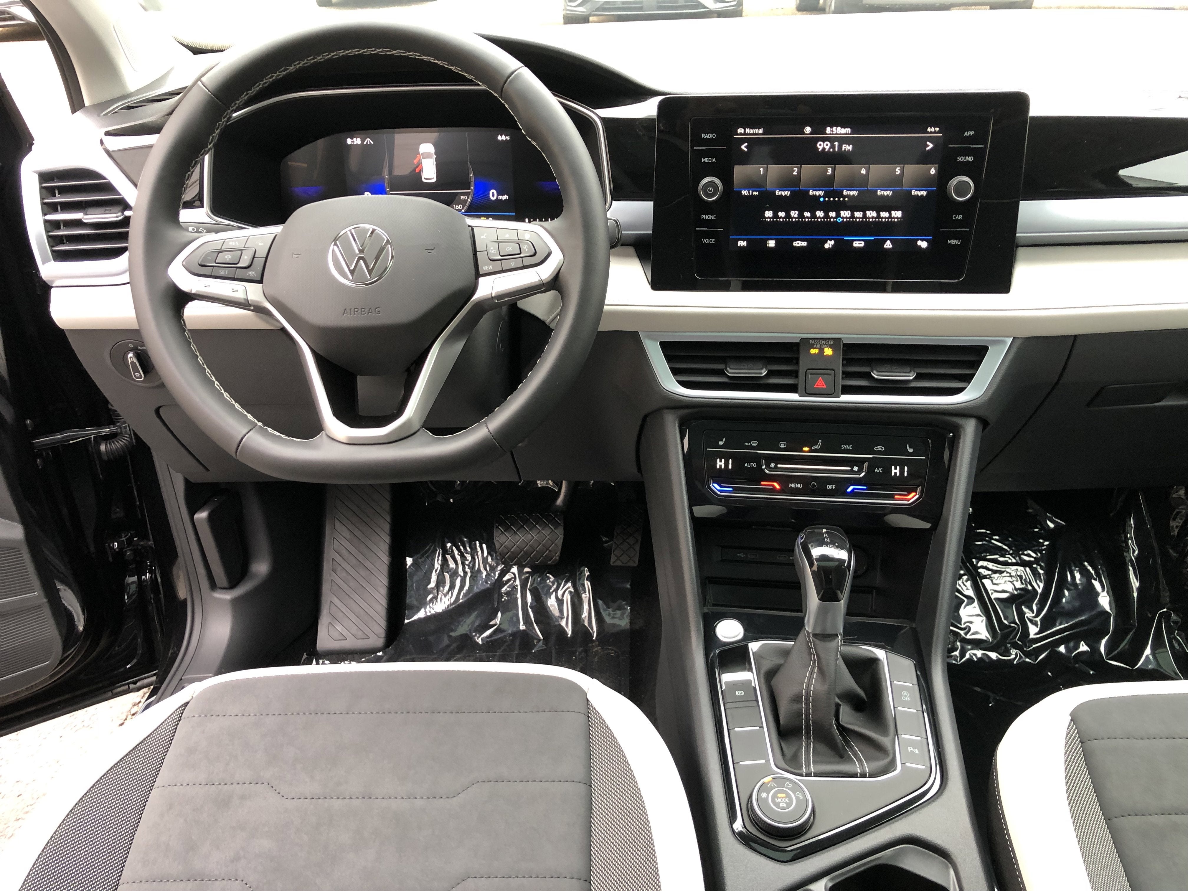 2026 Volkswagen Taos SE w/panoramic sunroof