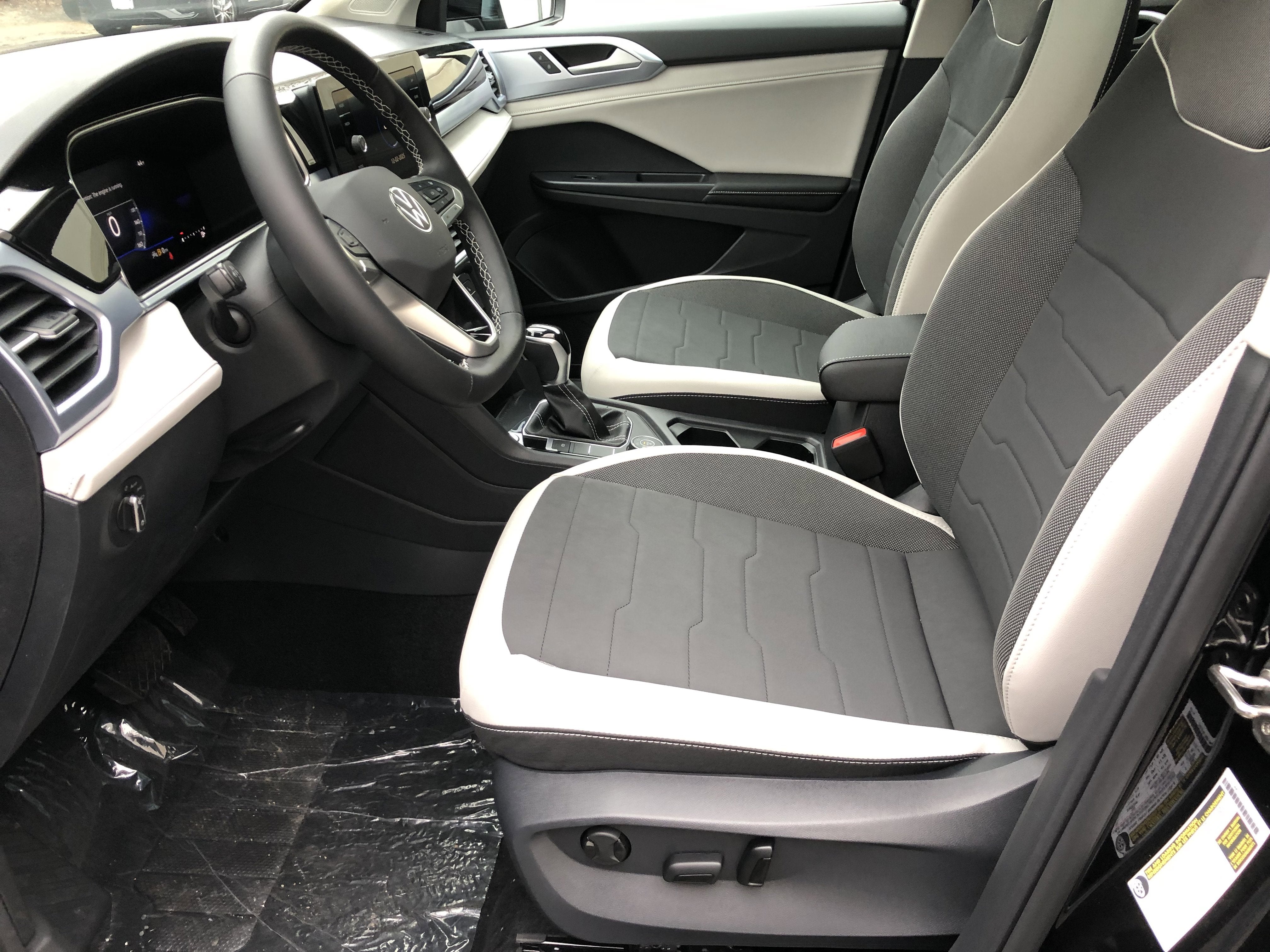 2026 Volkswagen Taos SE w/panoramic sunroof