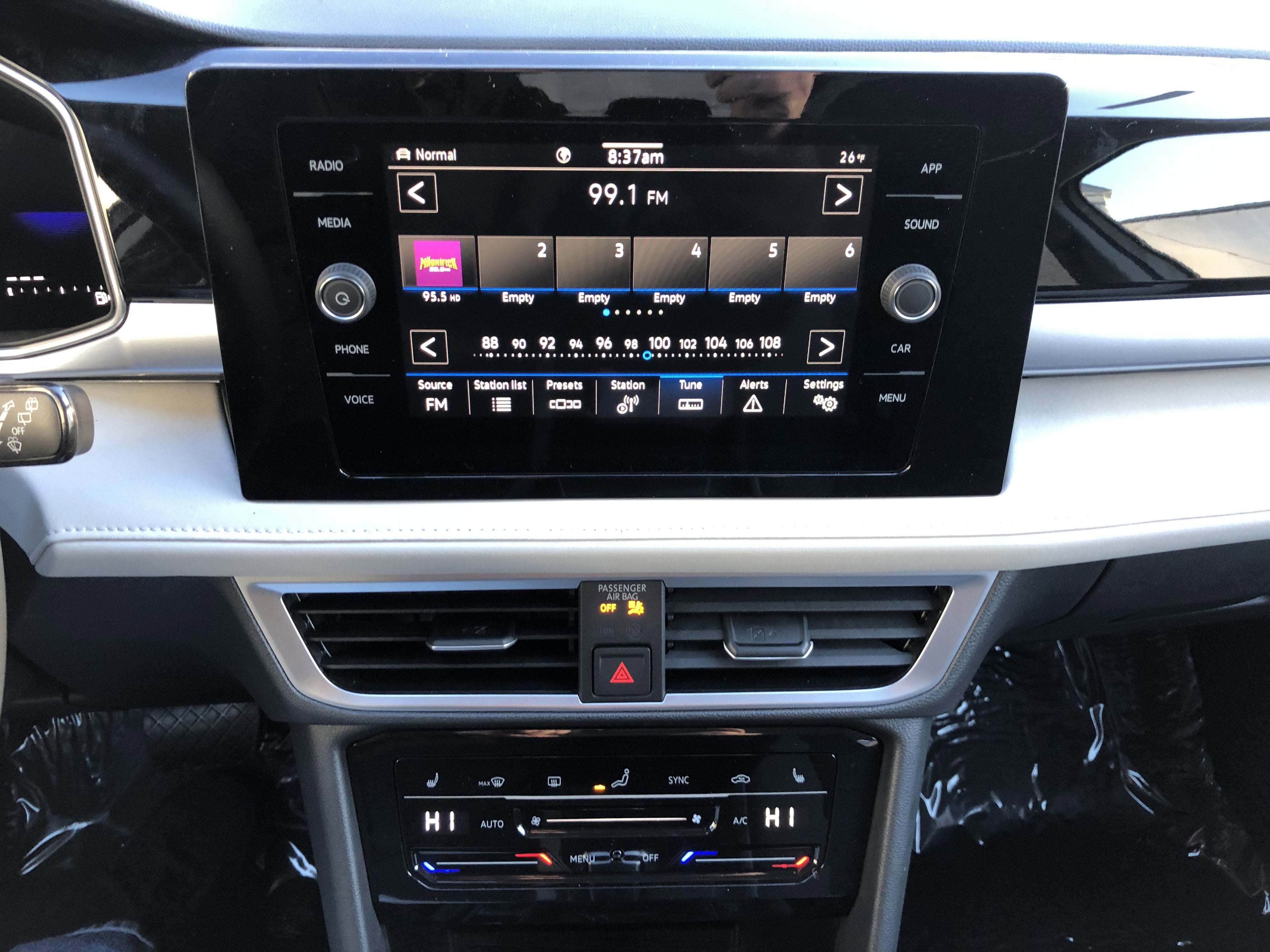 2026 Volkswagen Taos SE w/panoramic sunroof