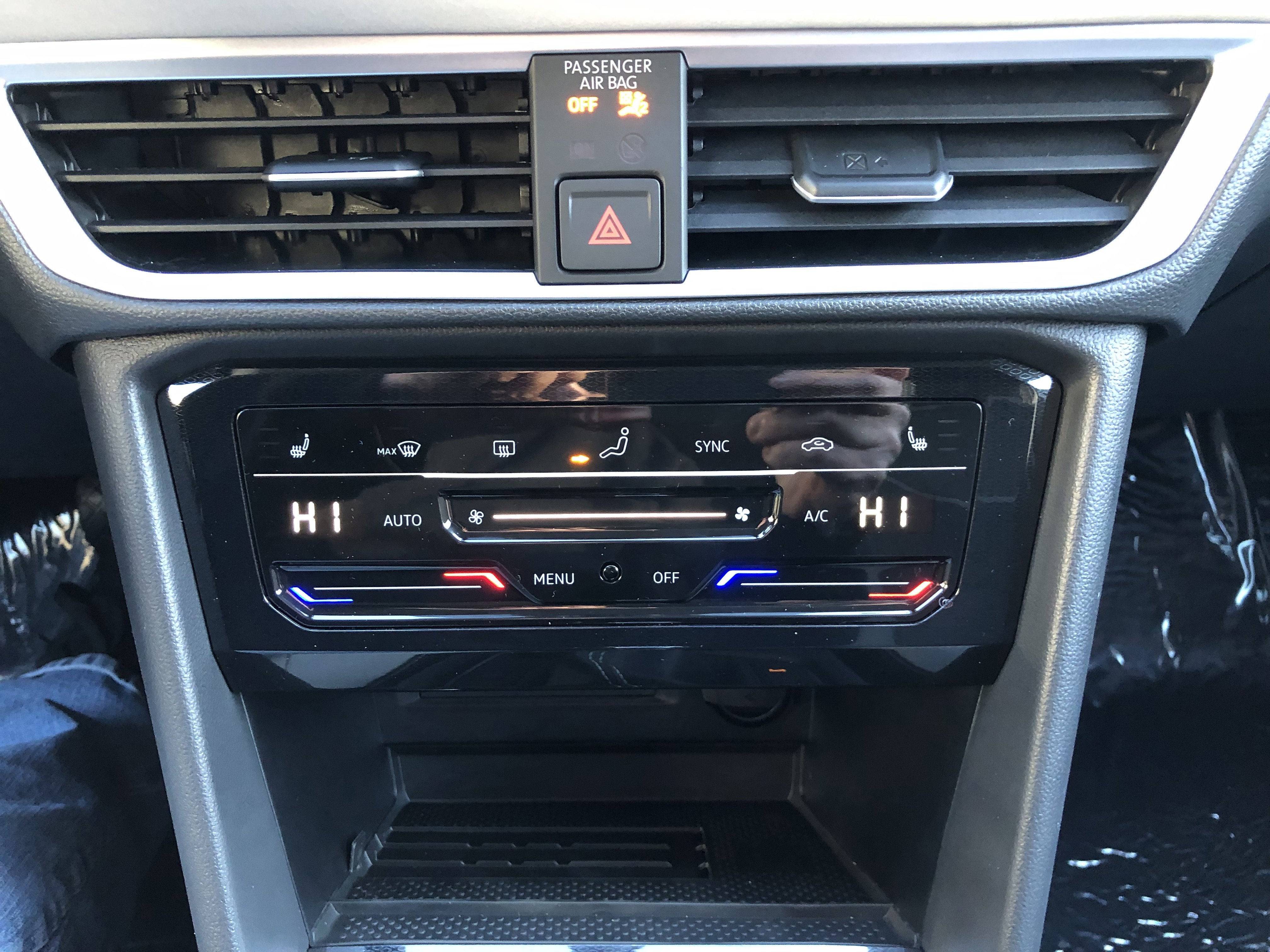 2026 Volkswagen Taos SE w/panoramic sunroof