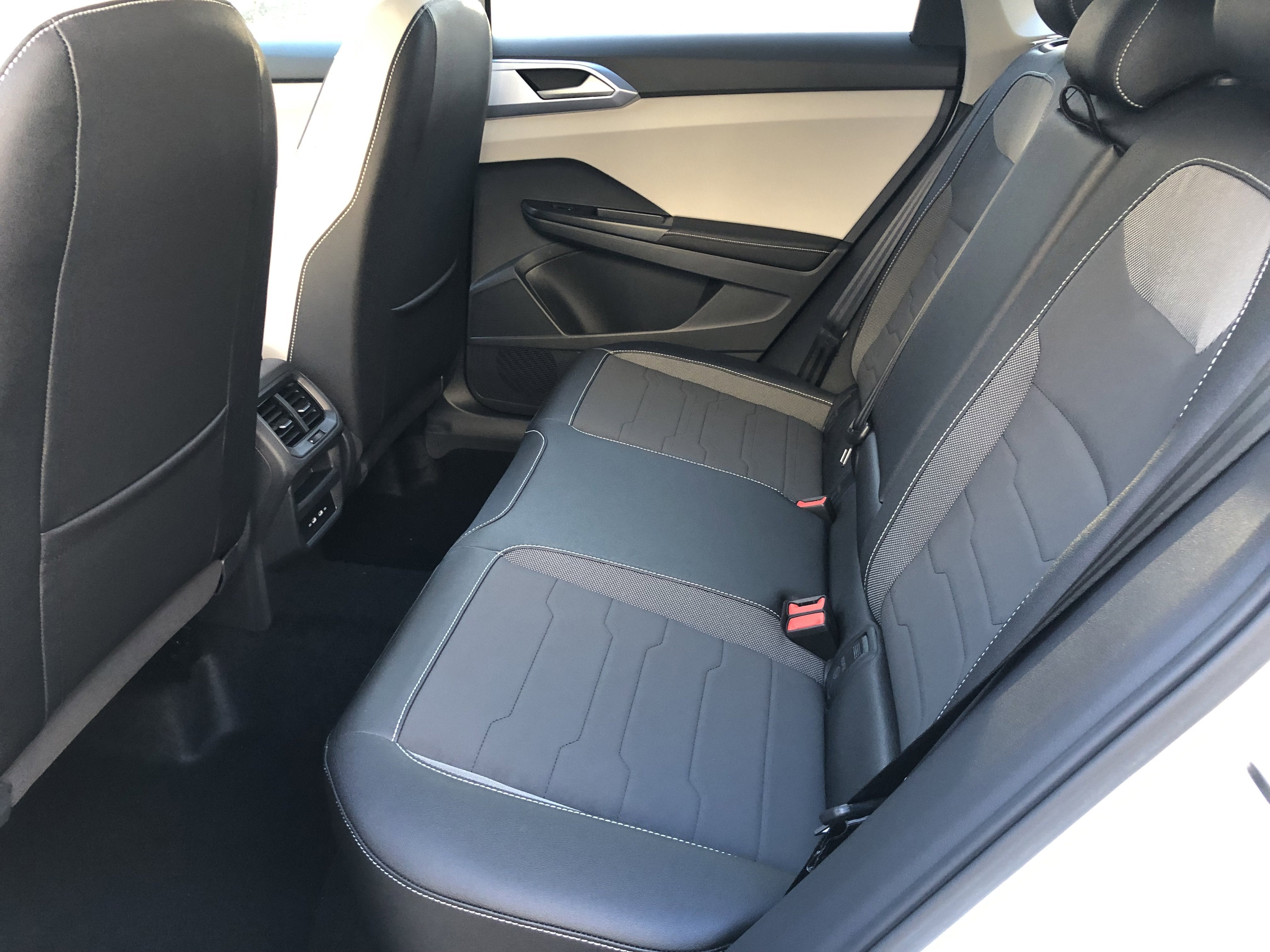 2026 Volkswagen Taos SE w/panoramic sunroof