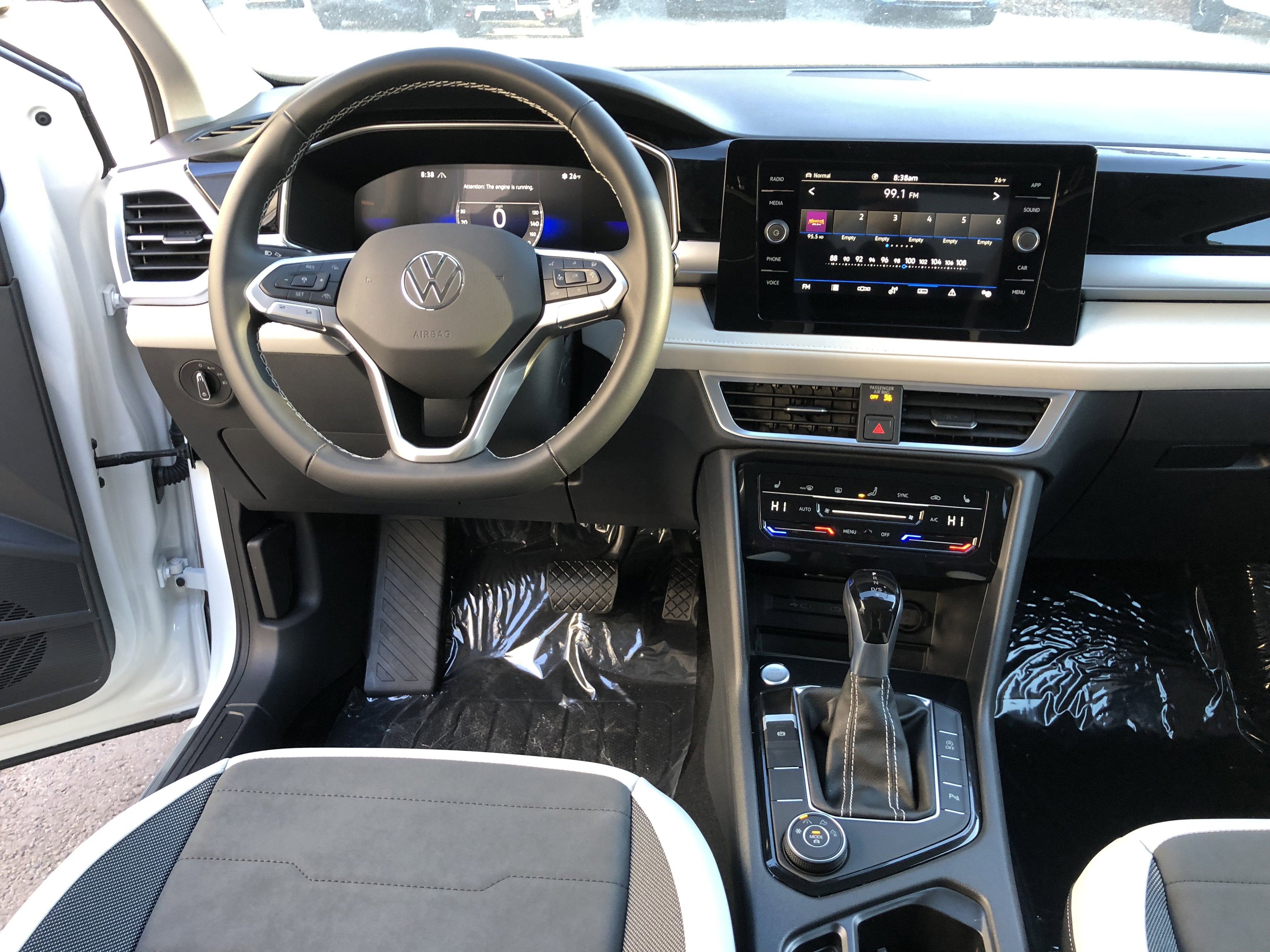 2026 Volkswagen Taos SE w/panoramic sunroof