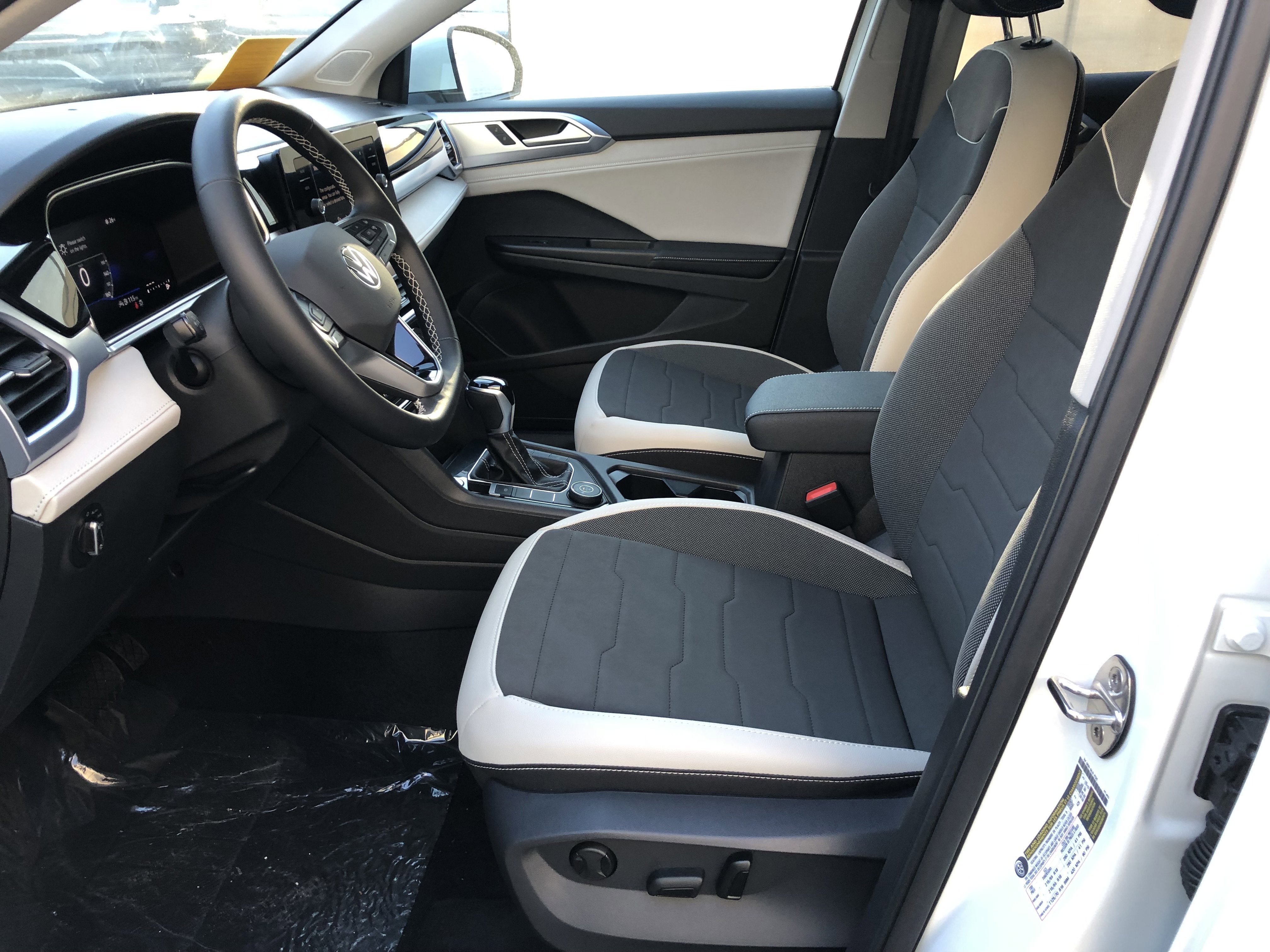 2026 Volkswagen Taos SE w/panoramic sunroof