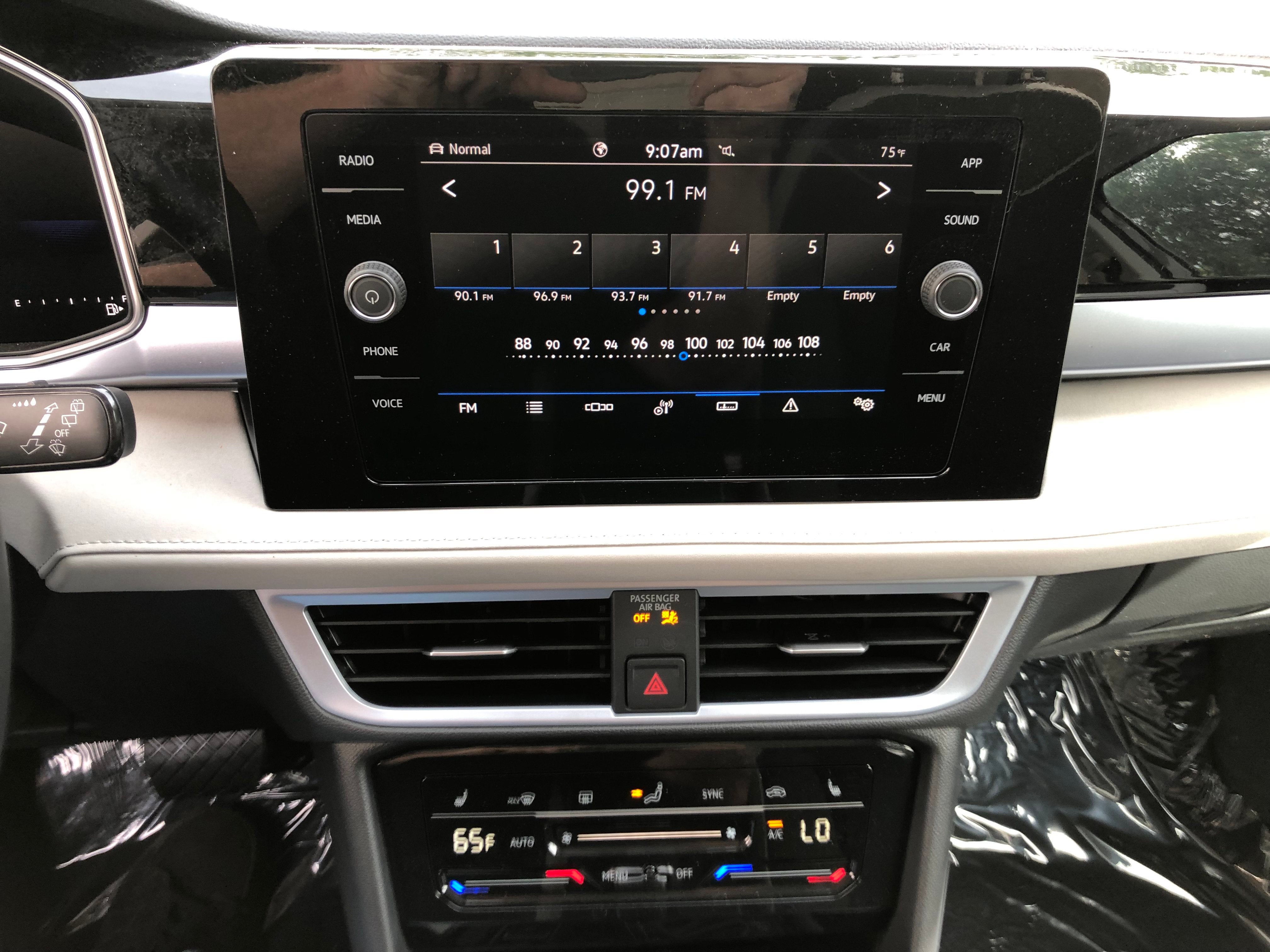 2026 Volkswagen Taos SE w/panoramic sunroof